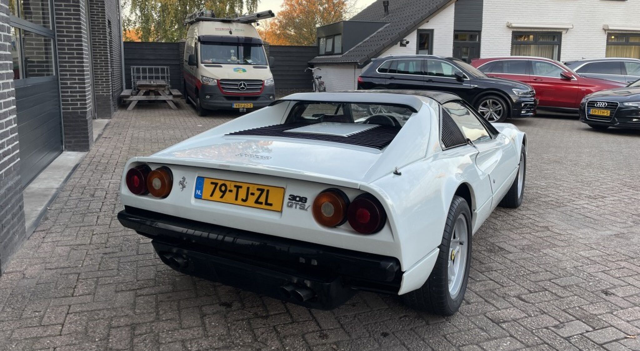 De achterzijde van de Italiaanse auto