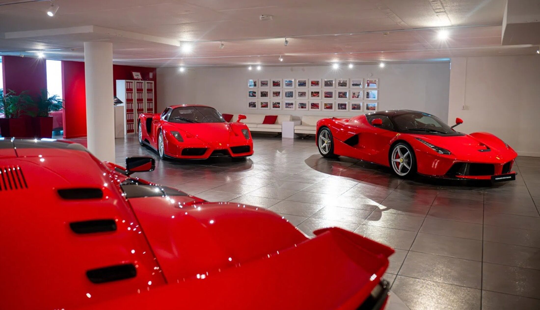 Twee peperdure wagens van Ferrari.