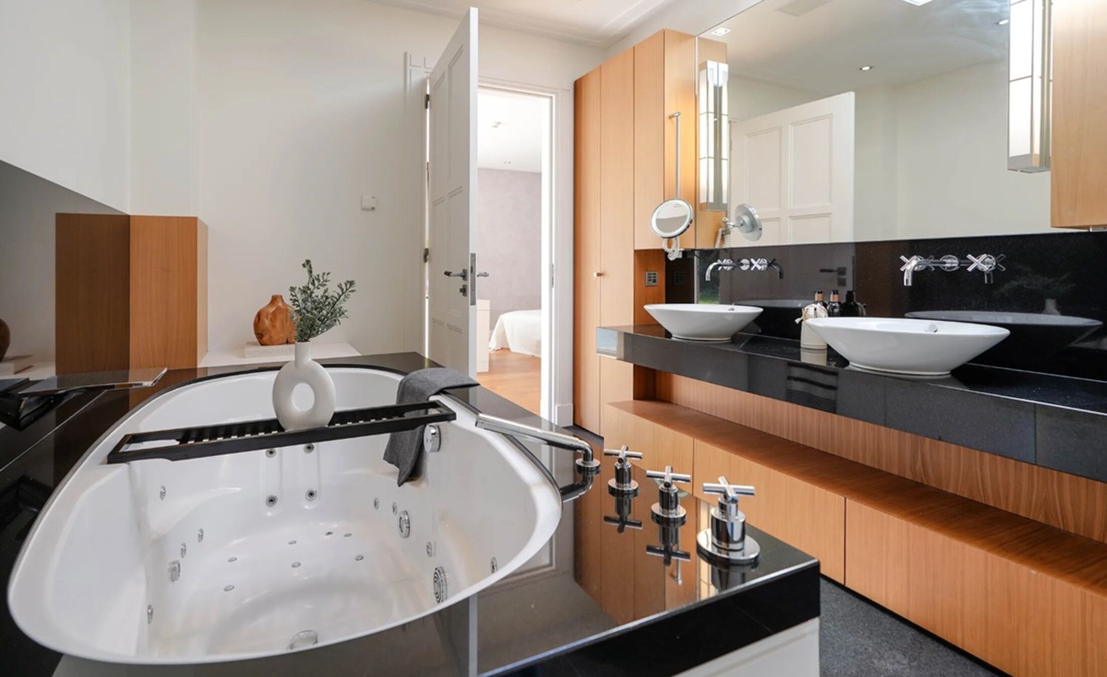 De badkamer met ligbad