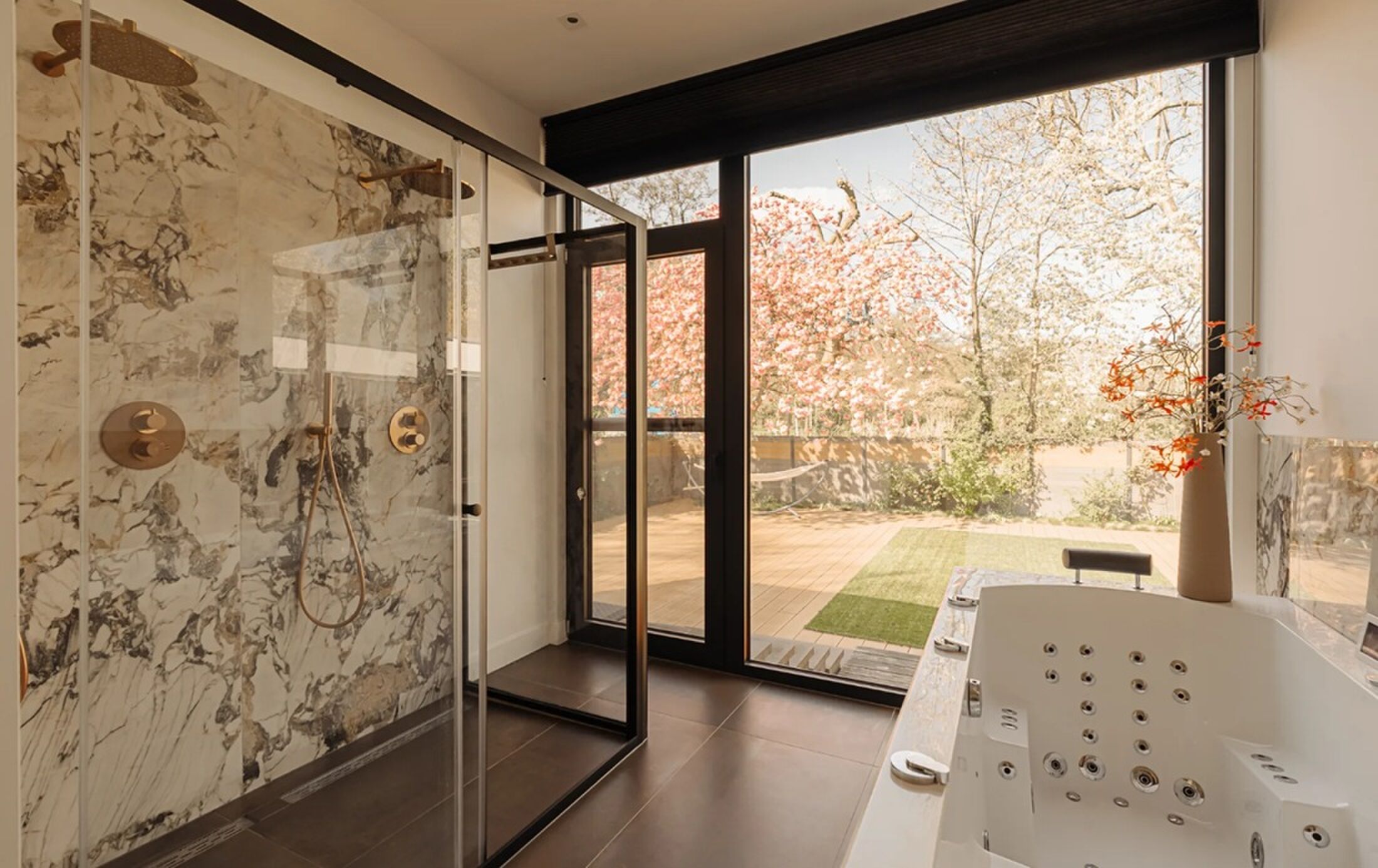 De badkamer met bubbelbad en inloopdouche