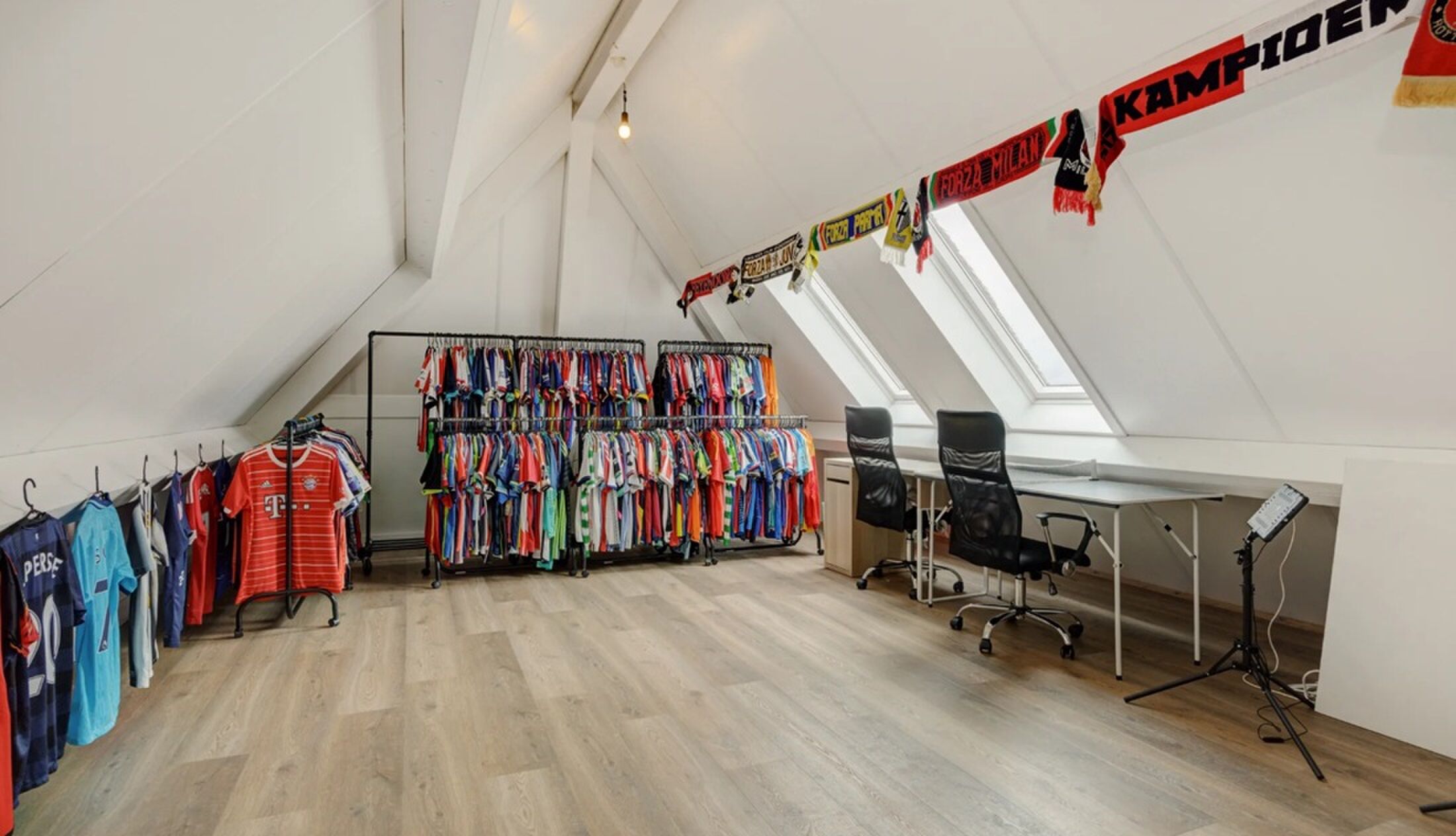 De zolder met voetbalshirts