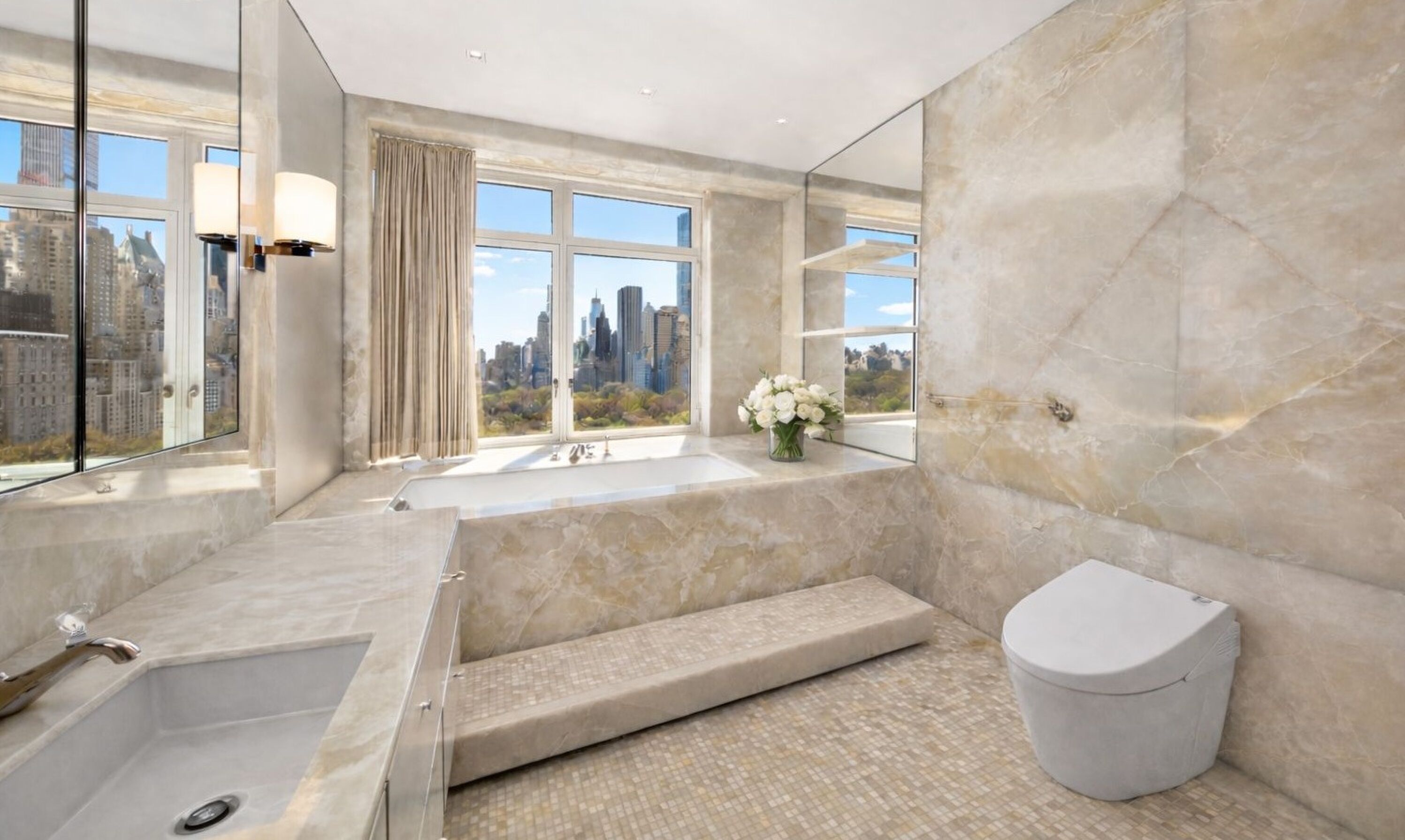 De badkamer met ligbad