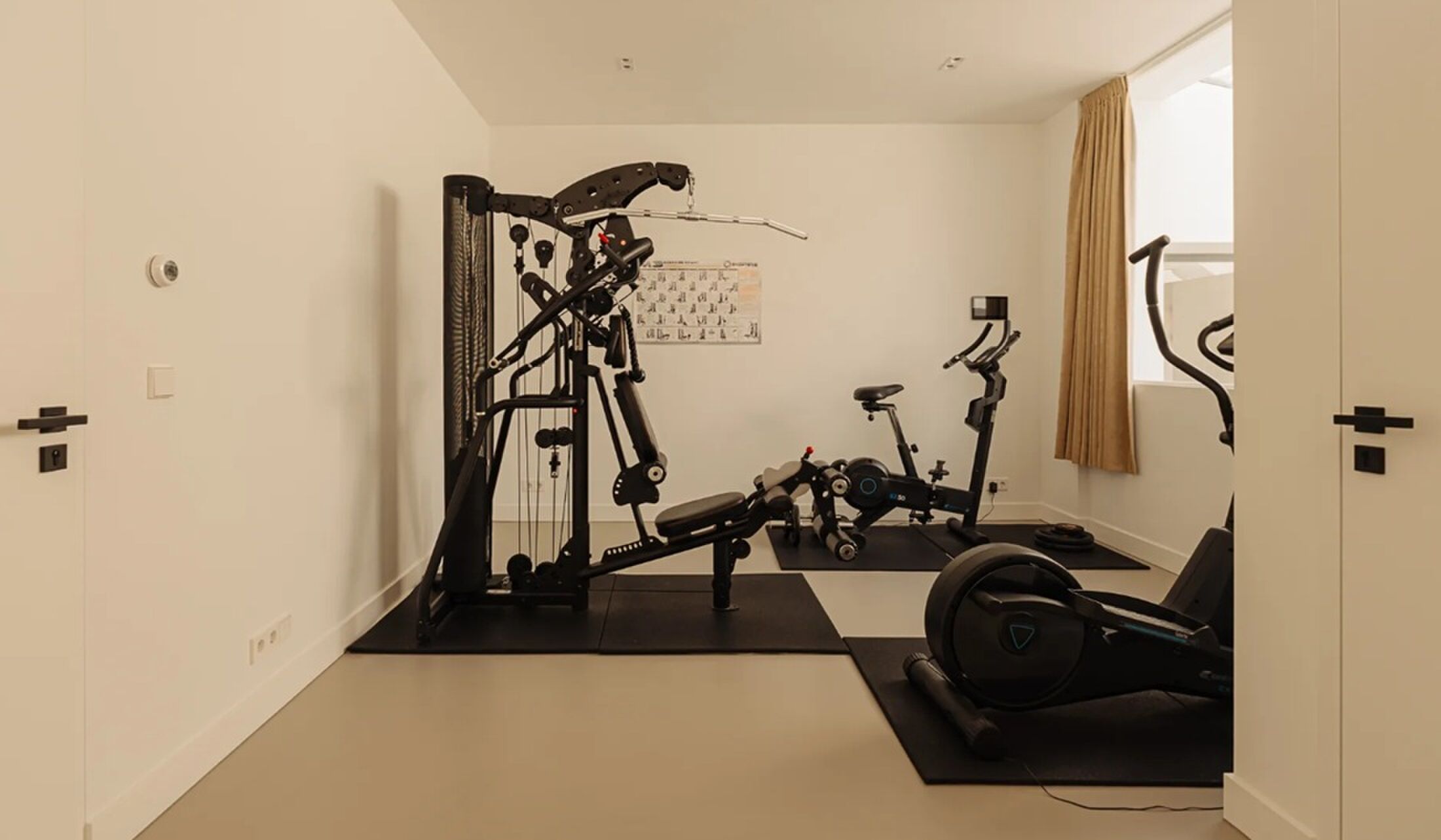 De fitnessruimte met professionele apparatuur