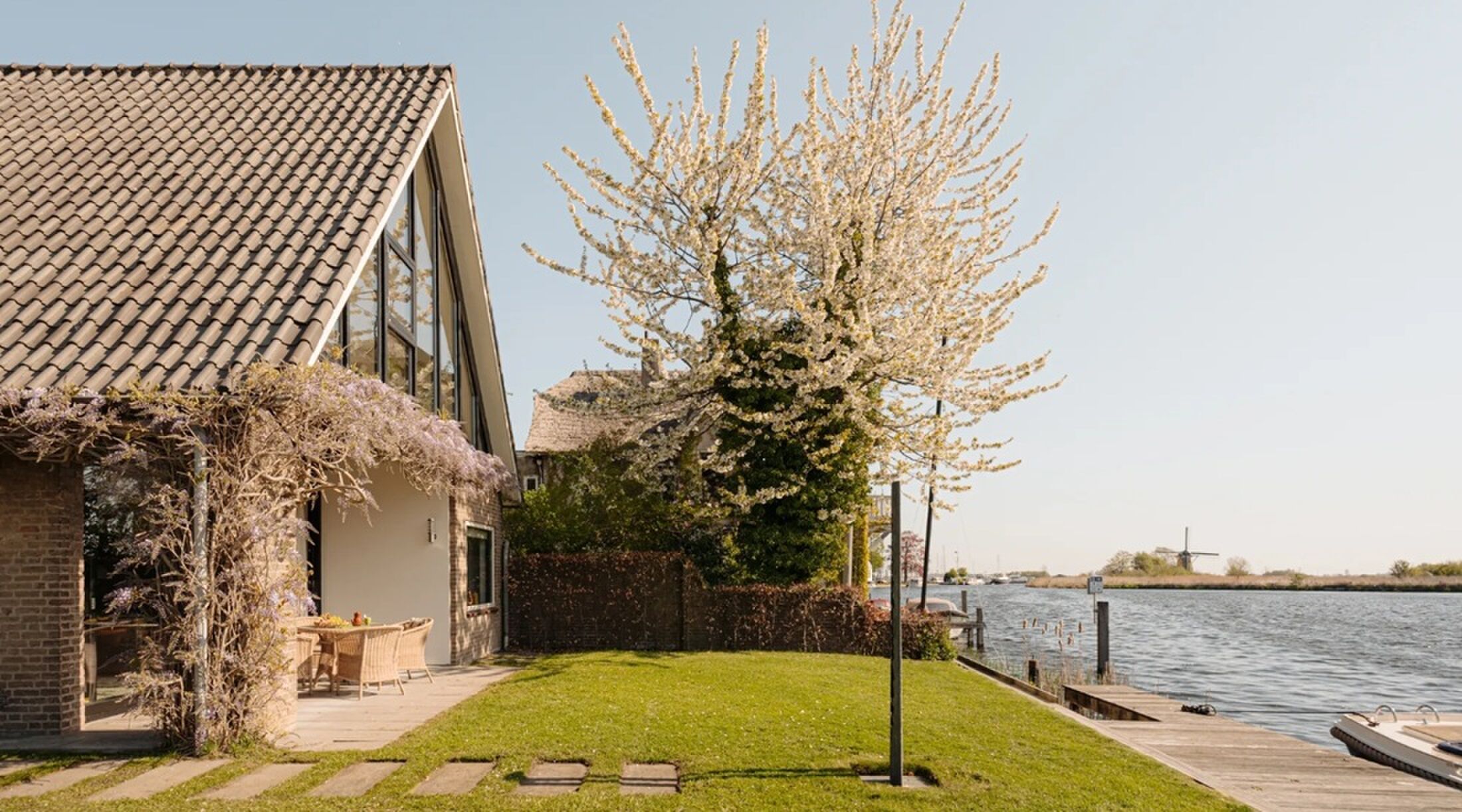 De achtertuin met uitzicht op het water