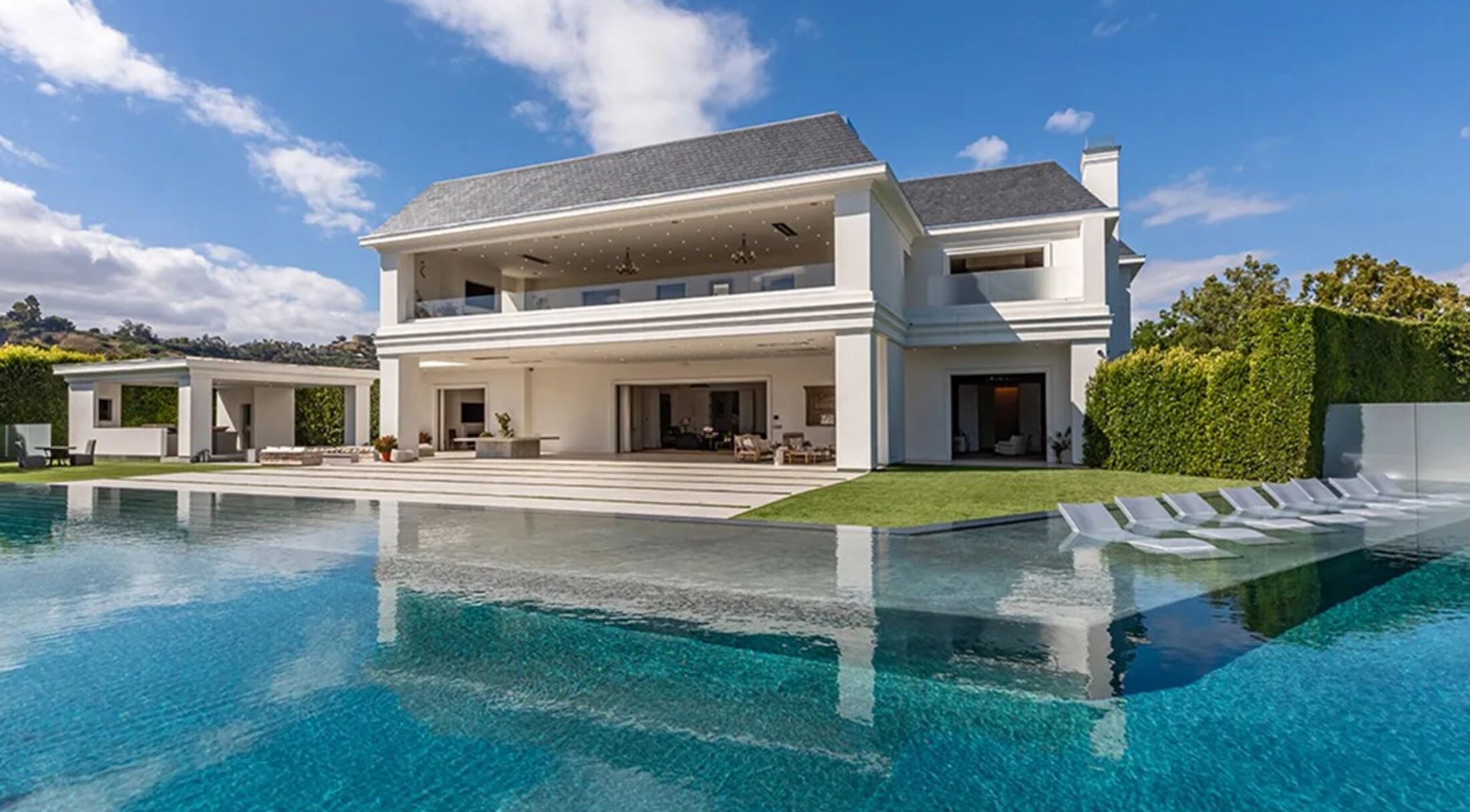 De achterzijde van de megalomane woning