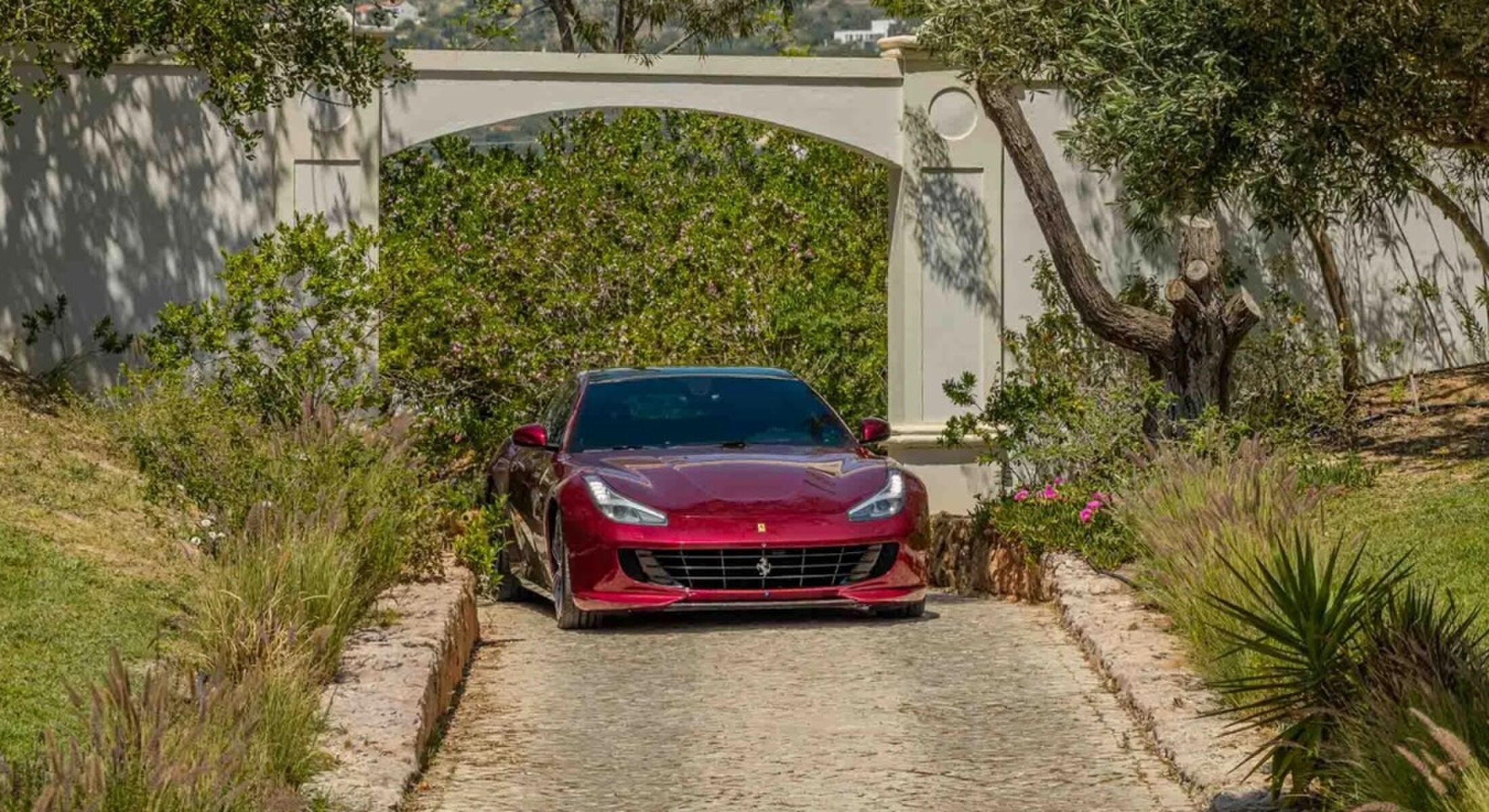 De rode Ferrari op de oprit