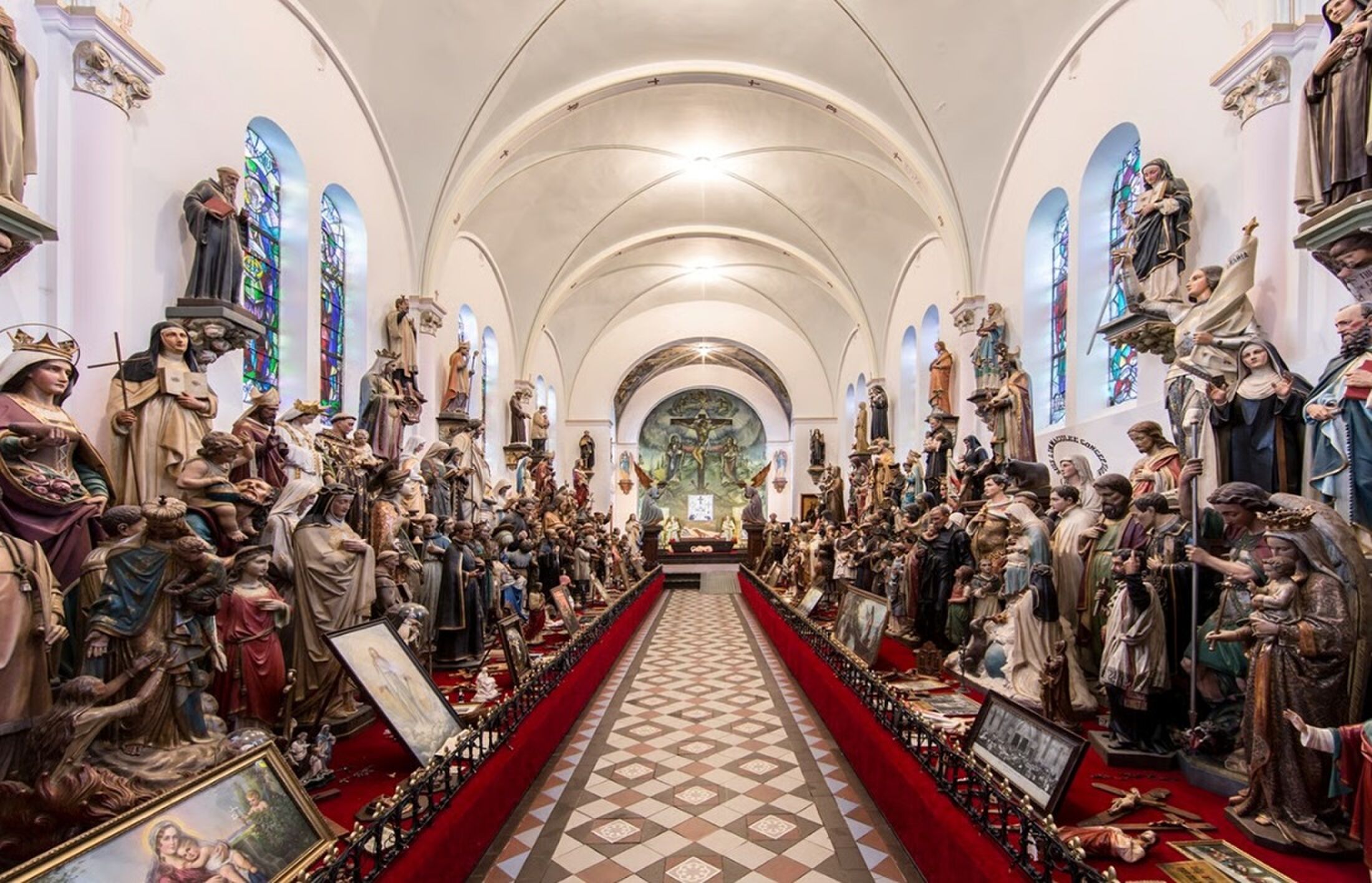De kapel met talloze beelden