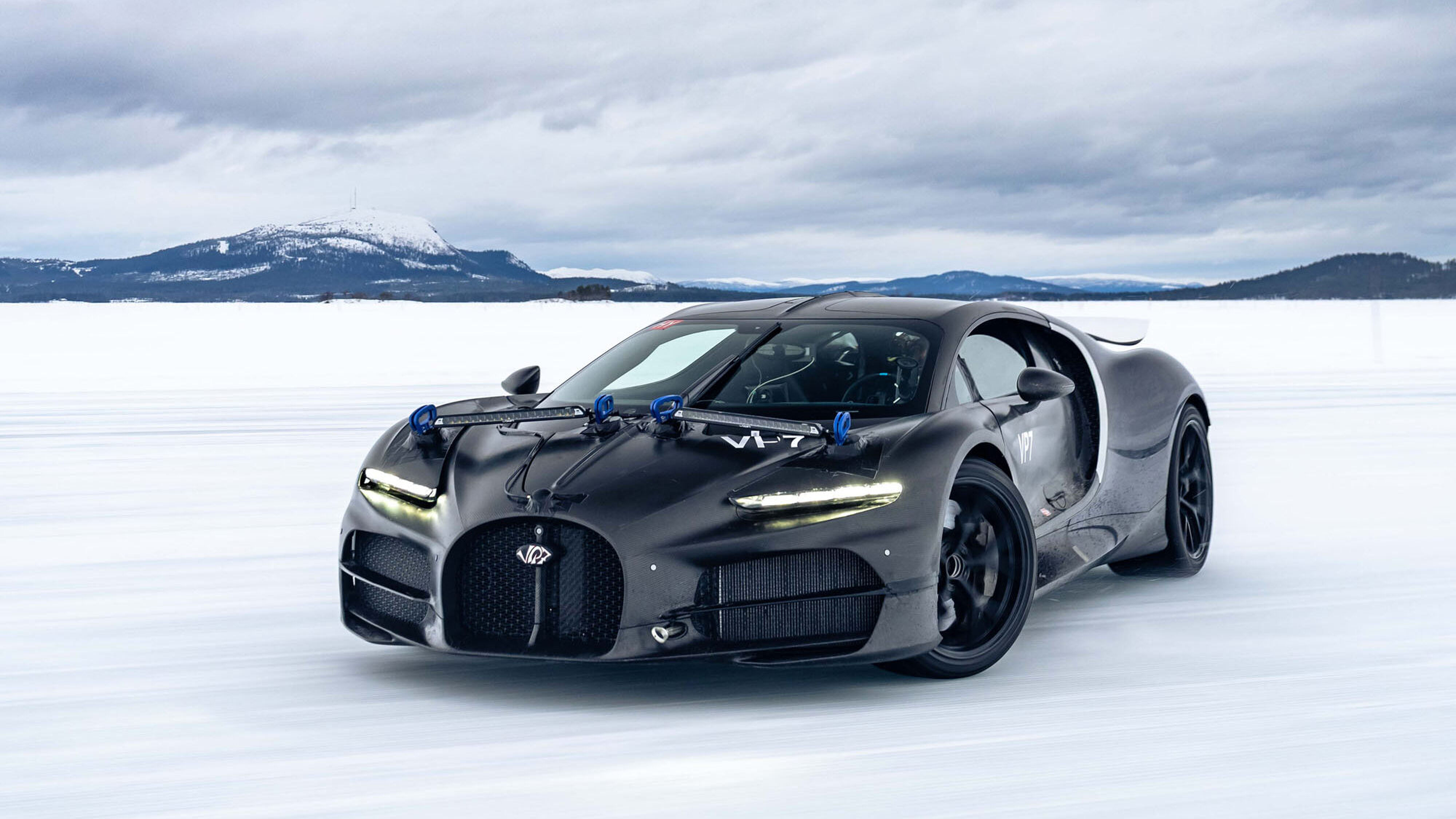 De voorkant van de Bugatti Tourbillon in de sneeuw 