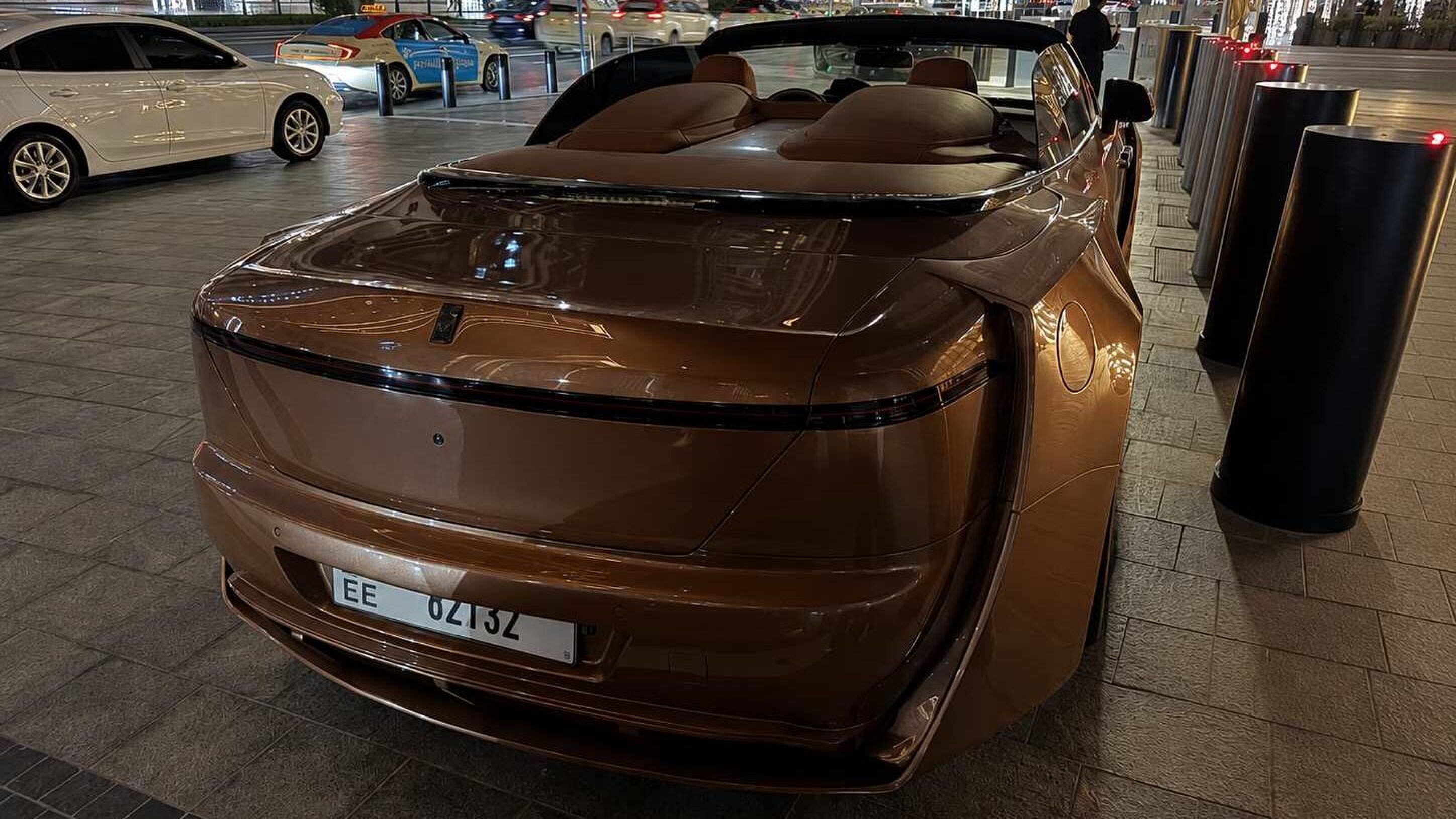 De achterkant van de Rolls-Royce Dawn Venuum Eros