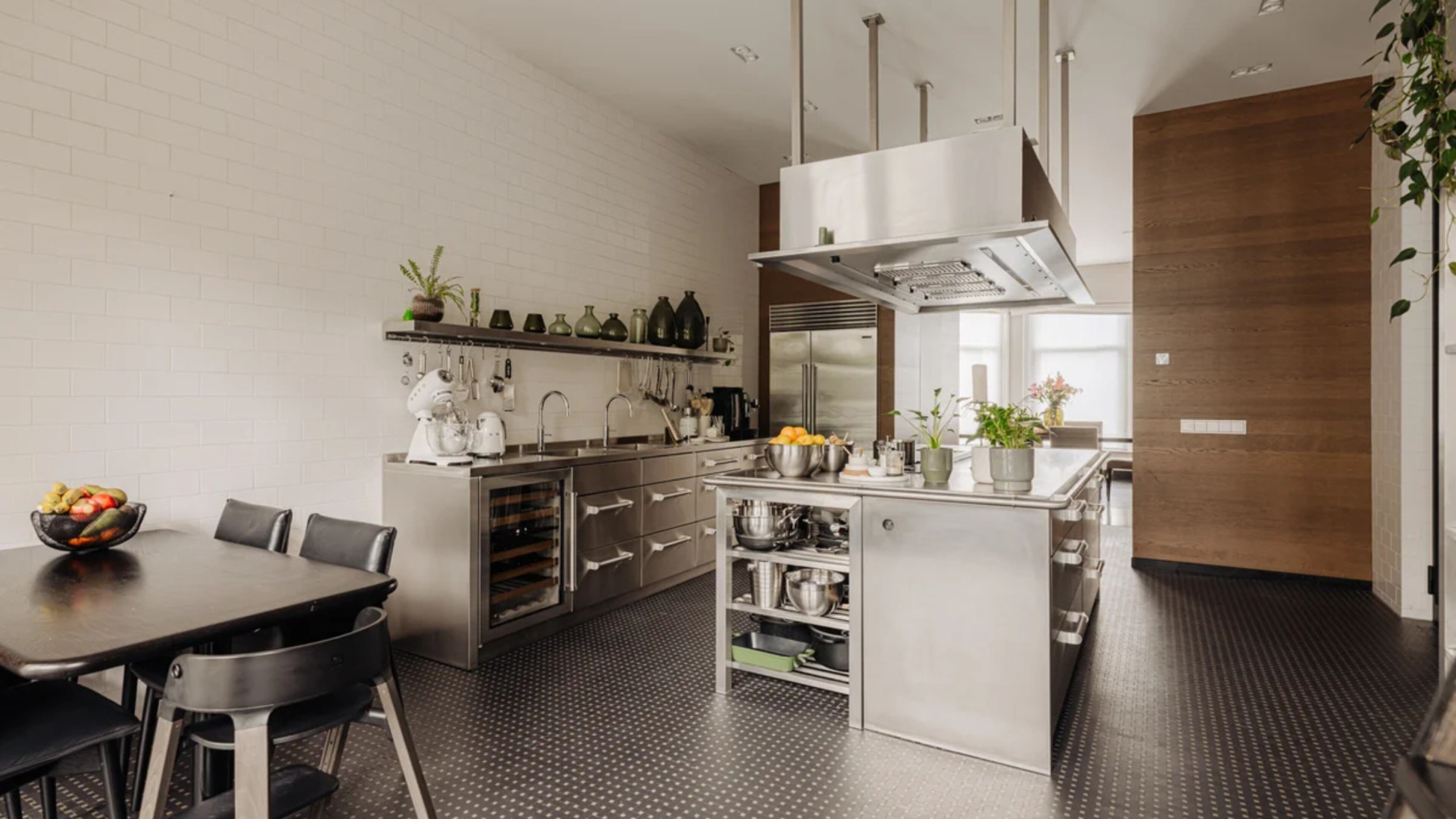 De keuken in het pand bij het Vondelpark van de dochter van Jaap van Zweden
