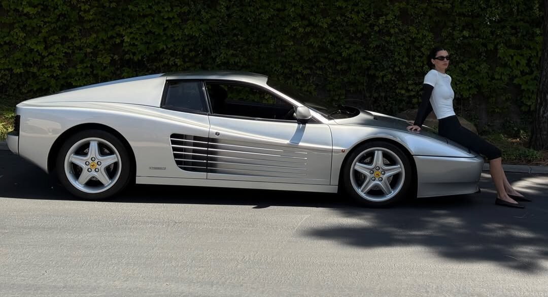 Kendall Jenner poseert voor haar Ferrari 512 TR