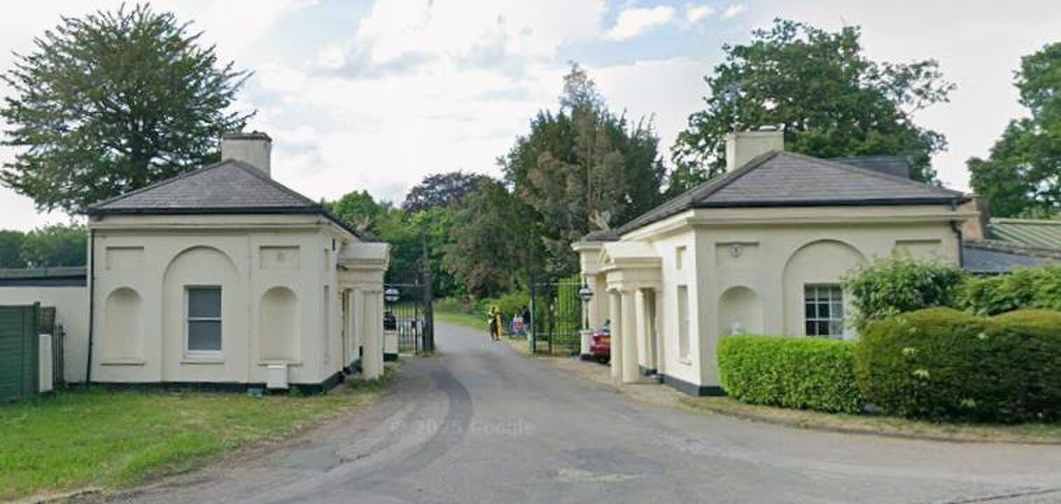 De weg richting de golfbaan van het landgoed Stoke Park van Mukesh Ambani