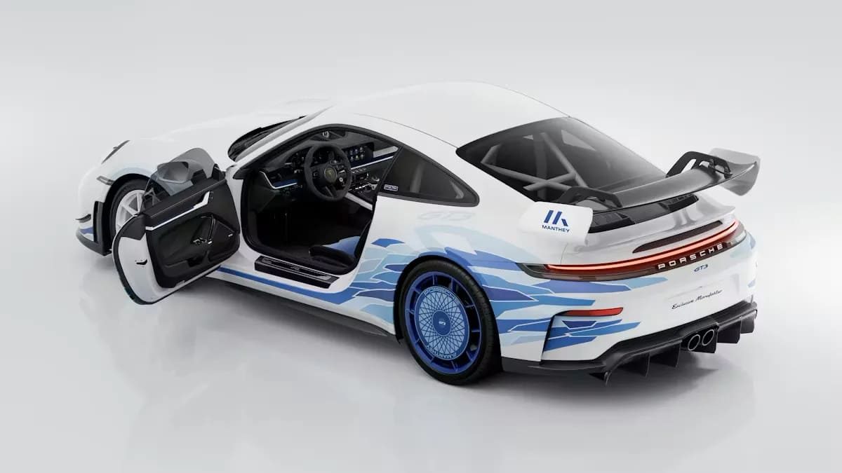 De Porsche 911 GT3 Artisan Edition van opzij met de deuren open