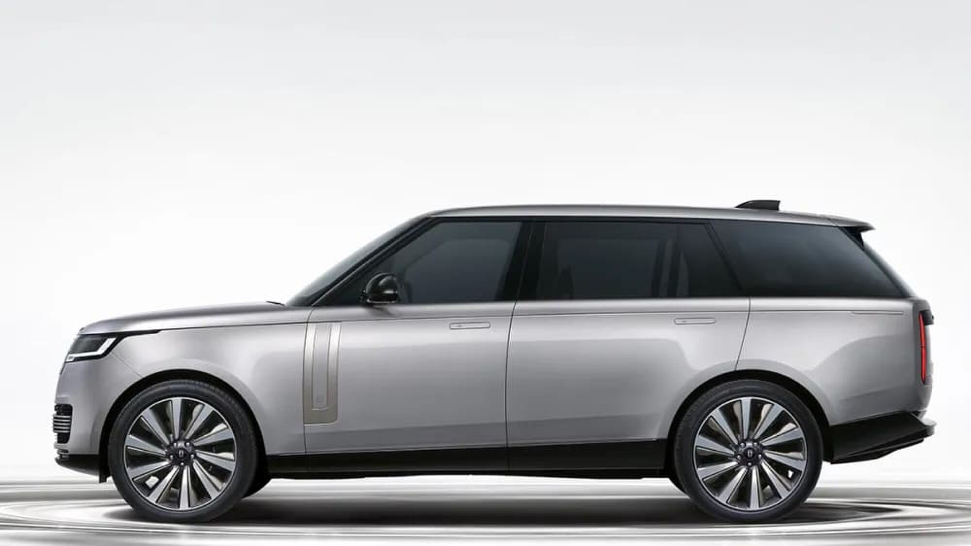 De Range Rover SV Ultra van opzij