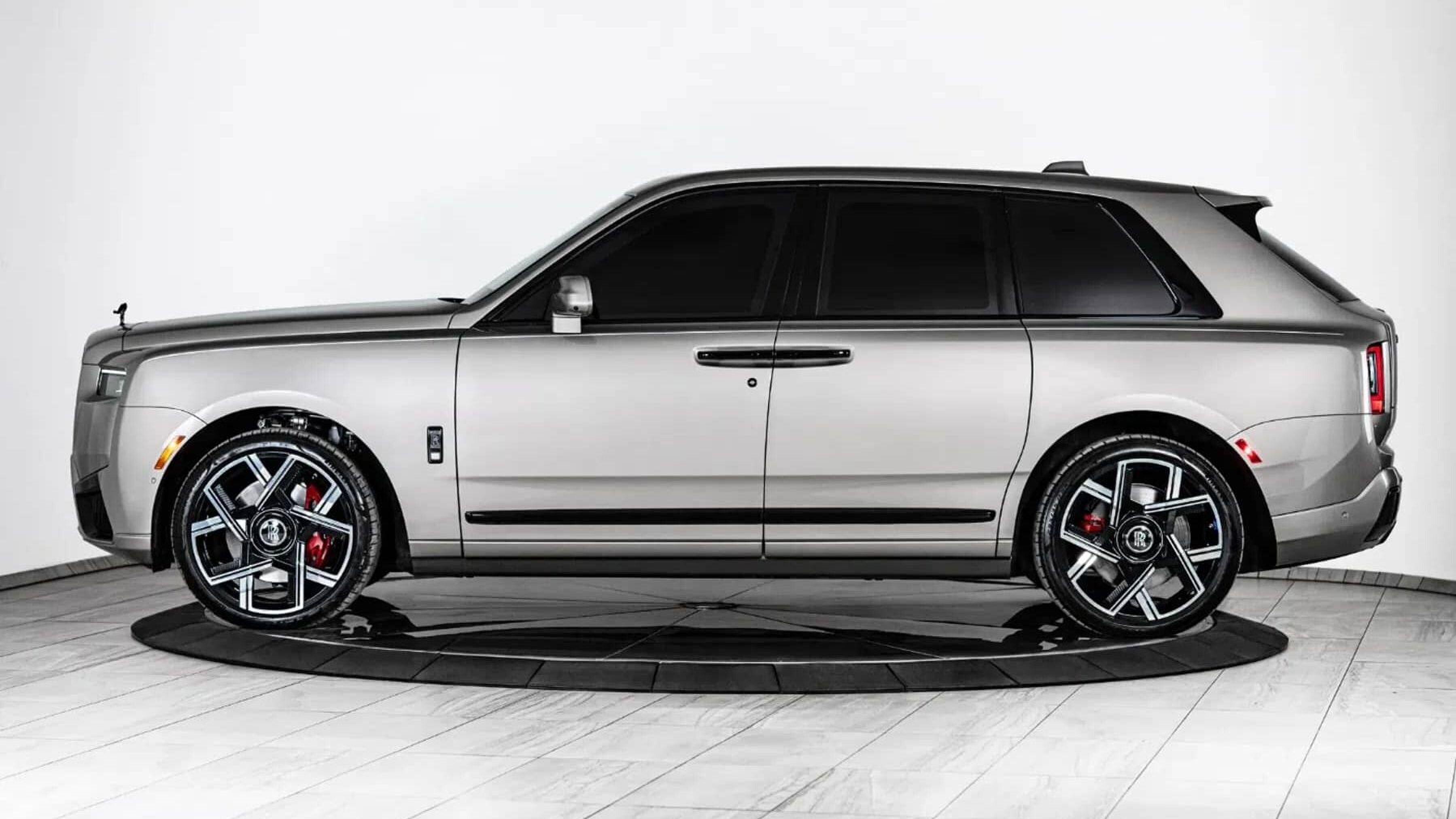 De door INKAS ARMORED onder handen genomen Rolls-Royce Cullinan van de zijkant
