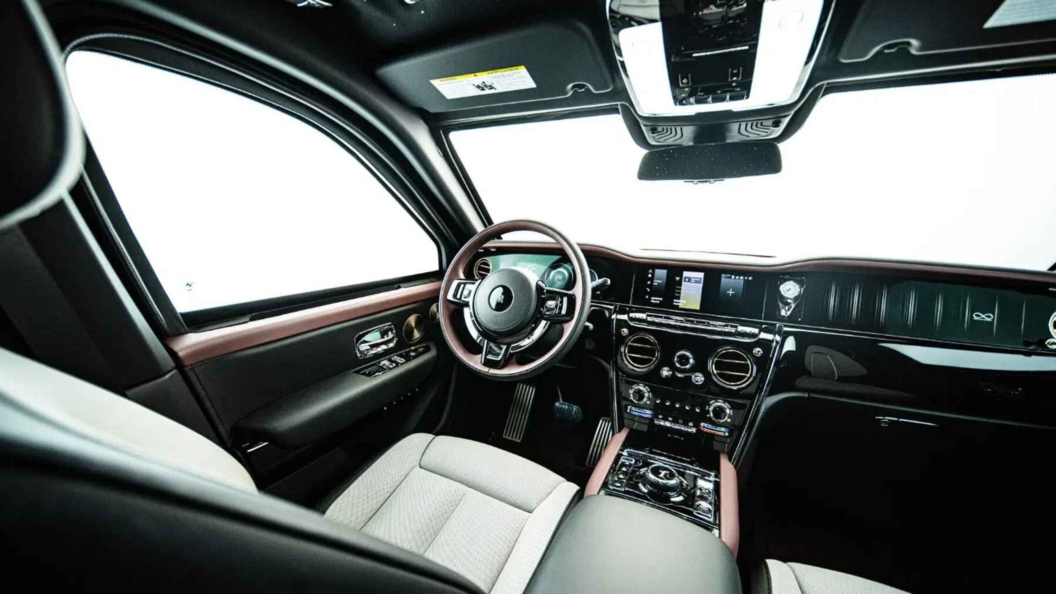 Het interieur van de door INKAS ARMORED onder handen genomen Rolls-Royce Cullinan