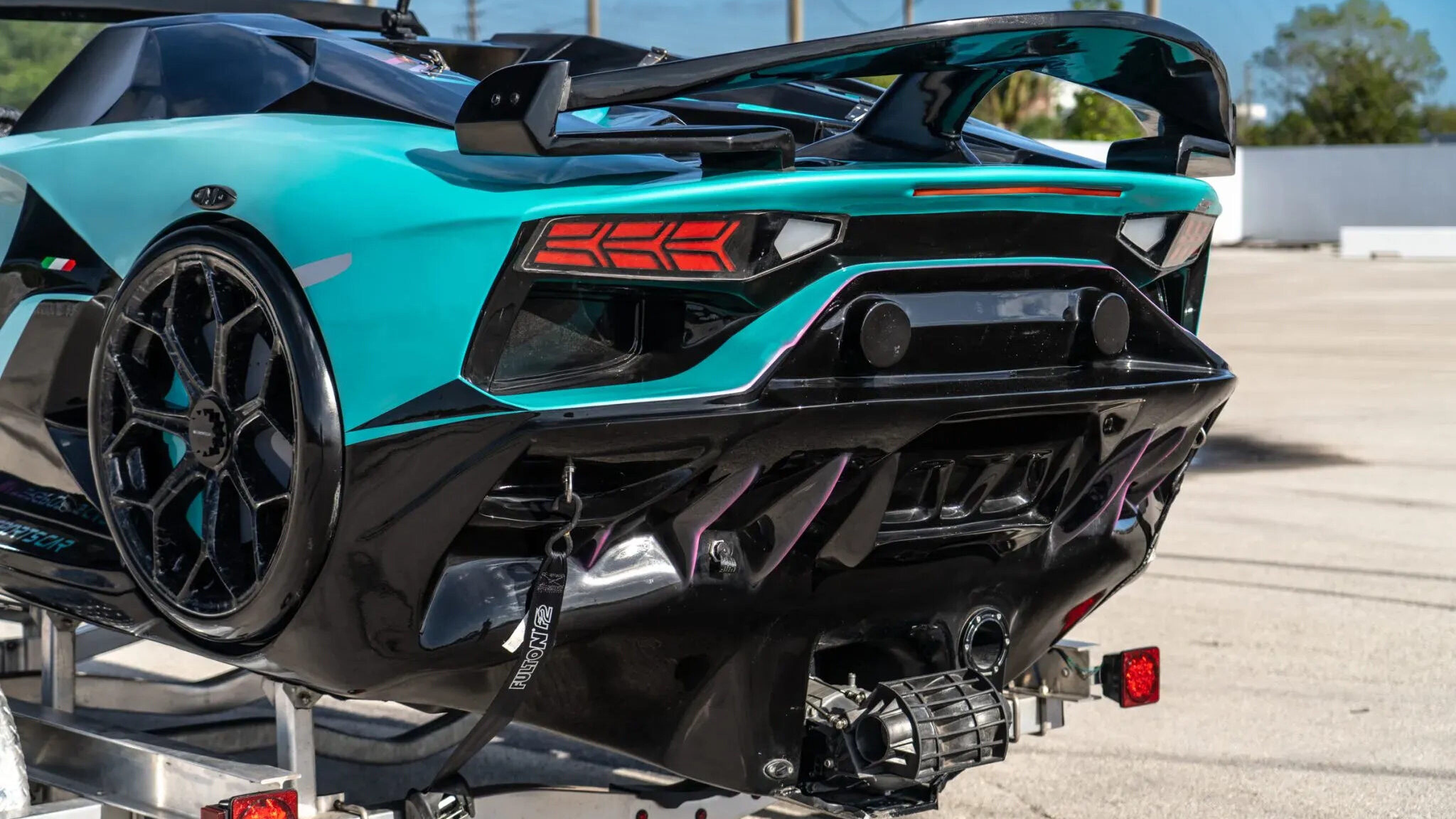 De Lamborghini Aventador SVJ-waterscooter vanaf de achterkant
