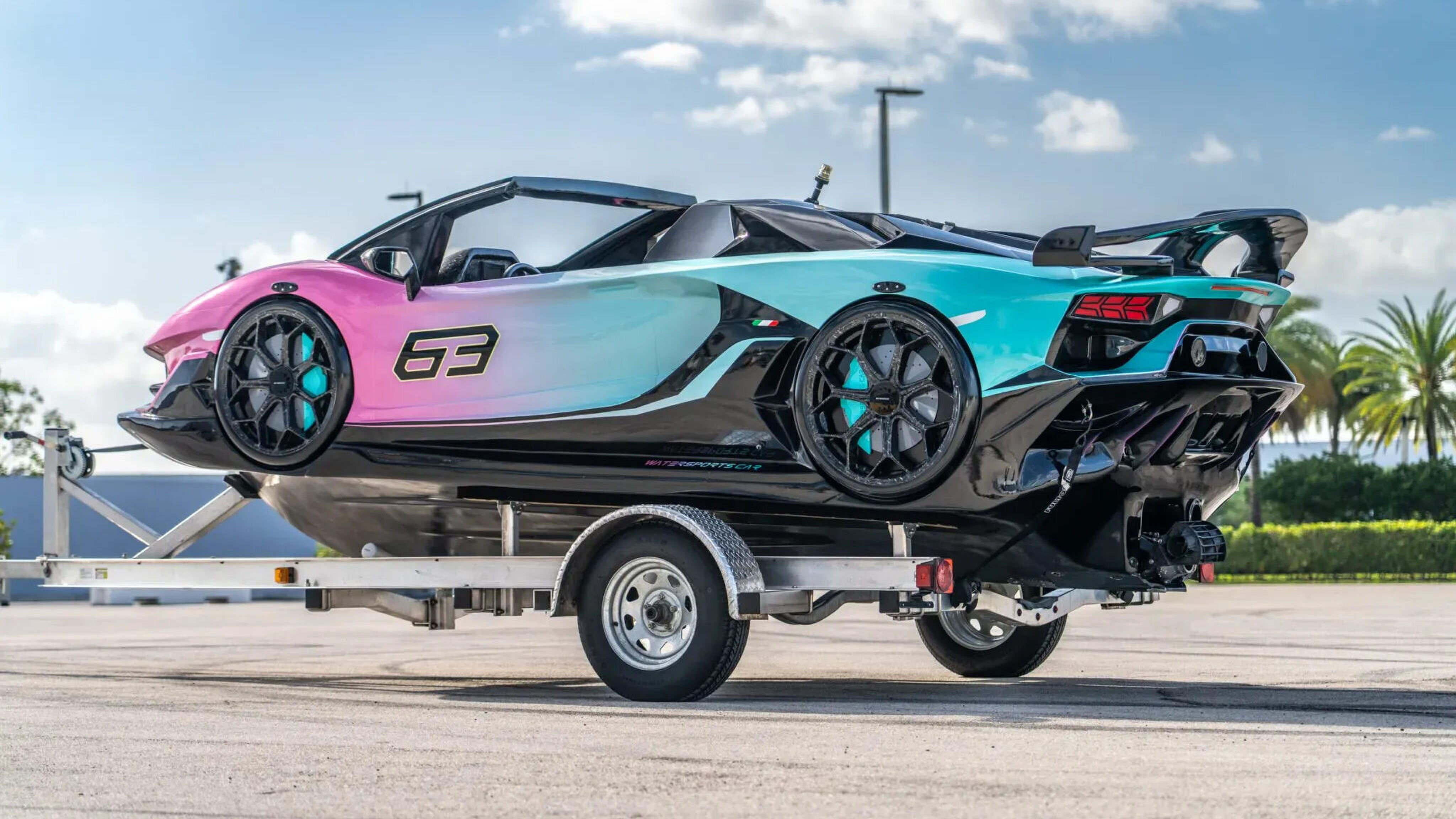 De Lamborghini Aventador SVJ-waterscooter vanaf de zijkant