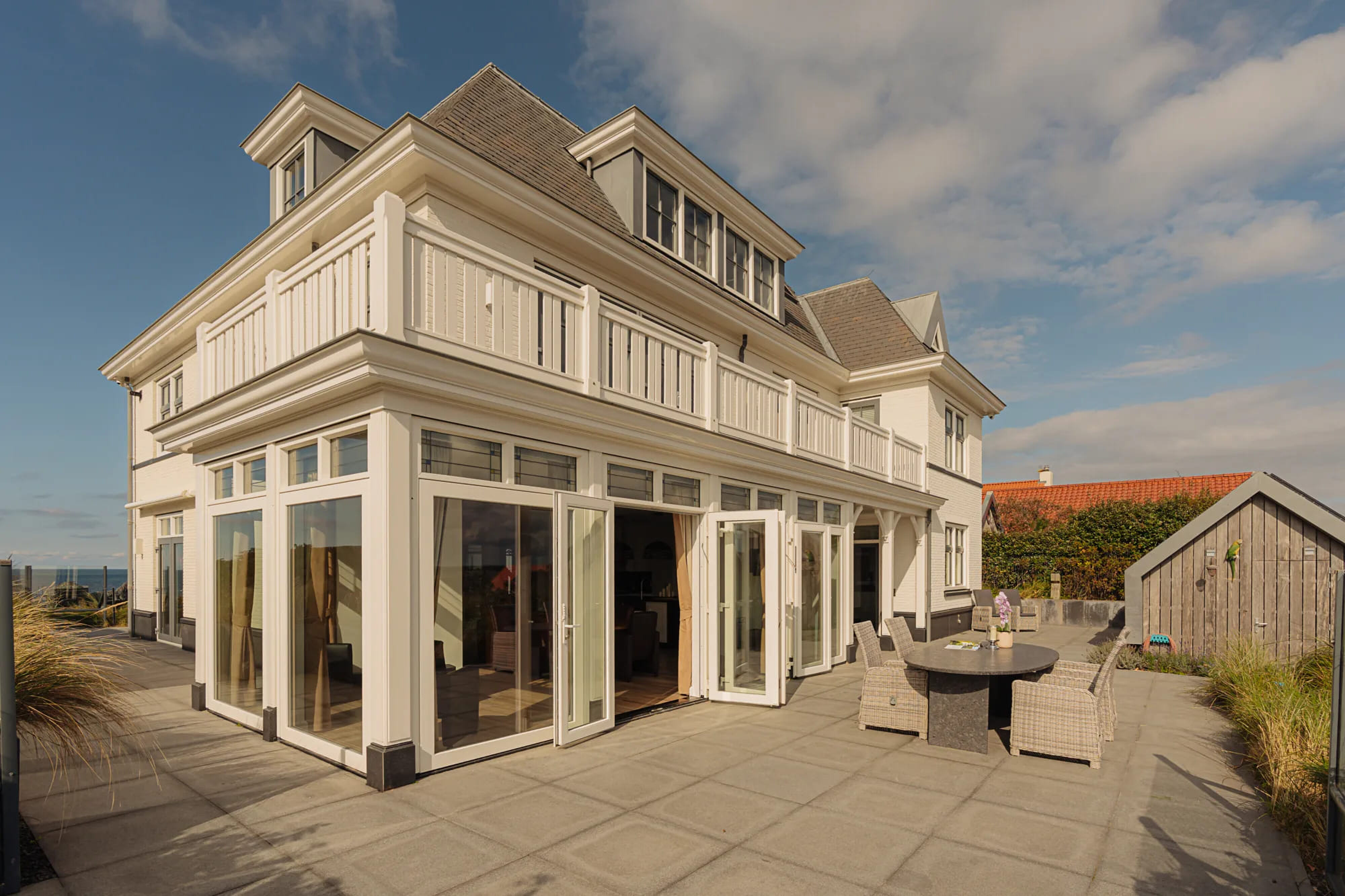 De zijkant van de villa in Zandvoort