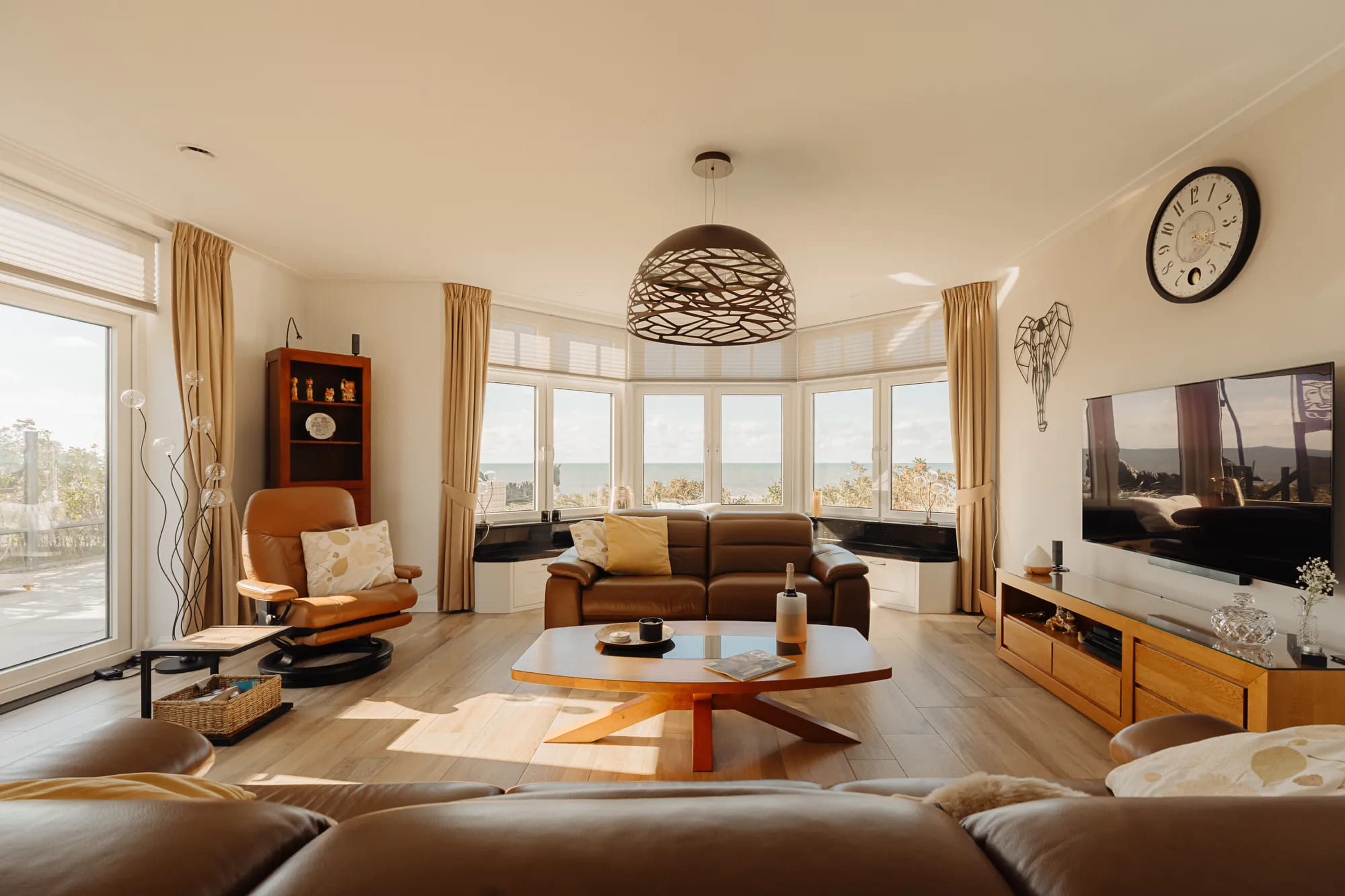 De woonkamer in de villa in Zandvoort