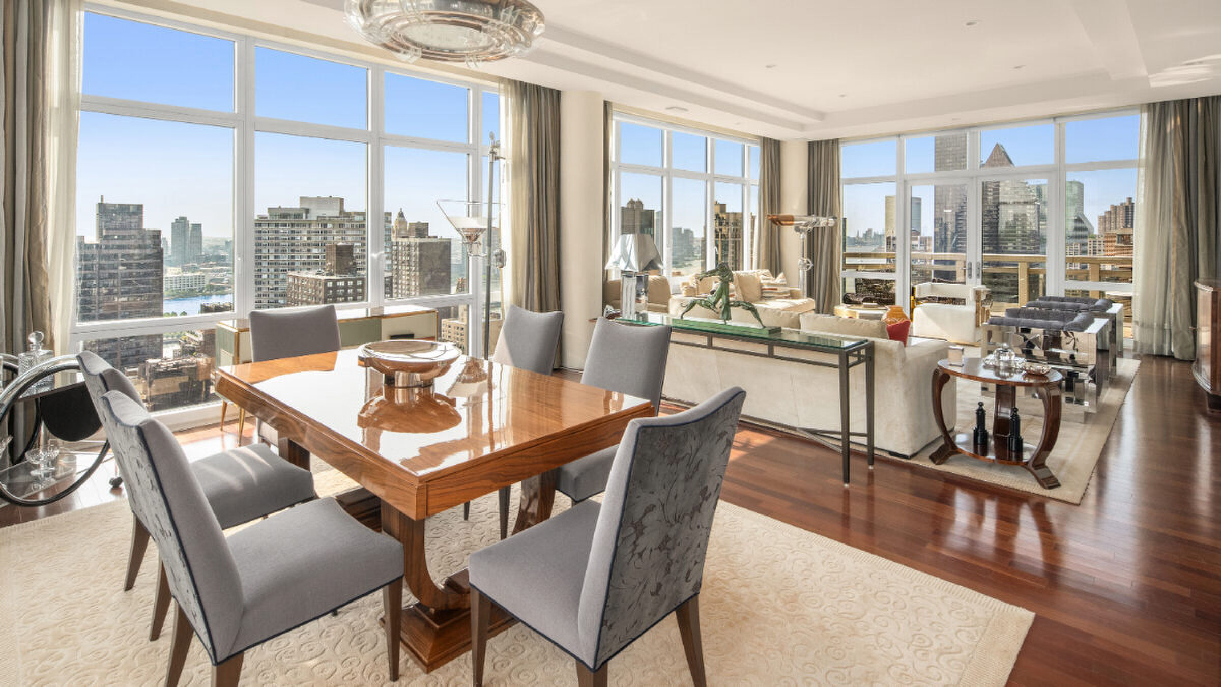 De woonkamer van het penthouse uit The Wolf of Wall Street