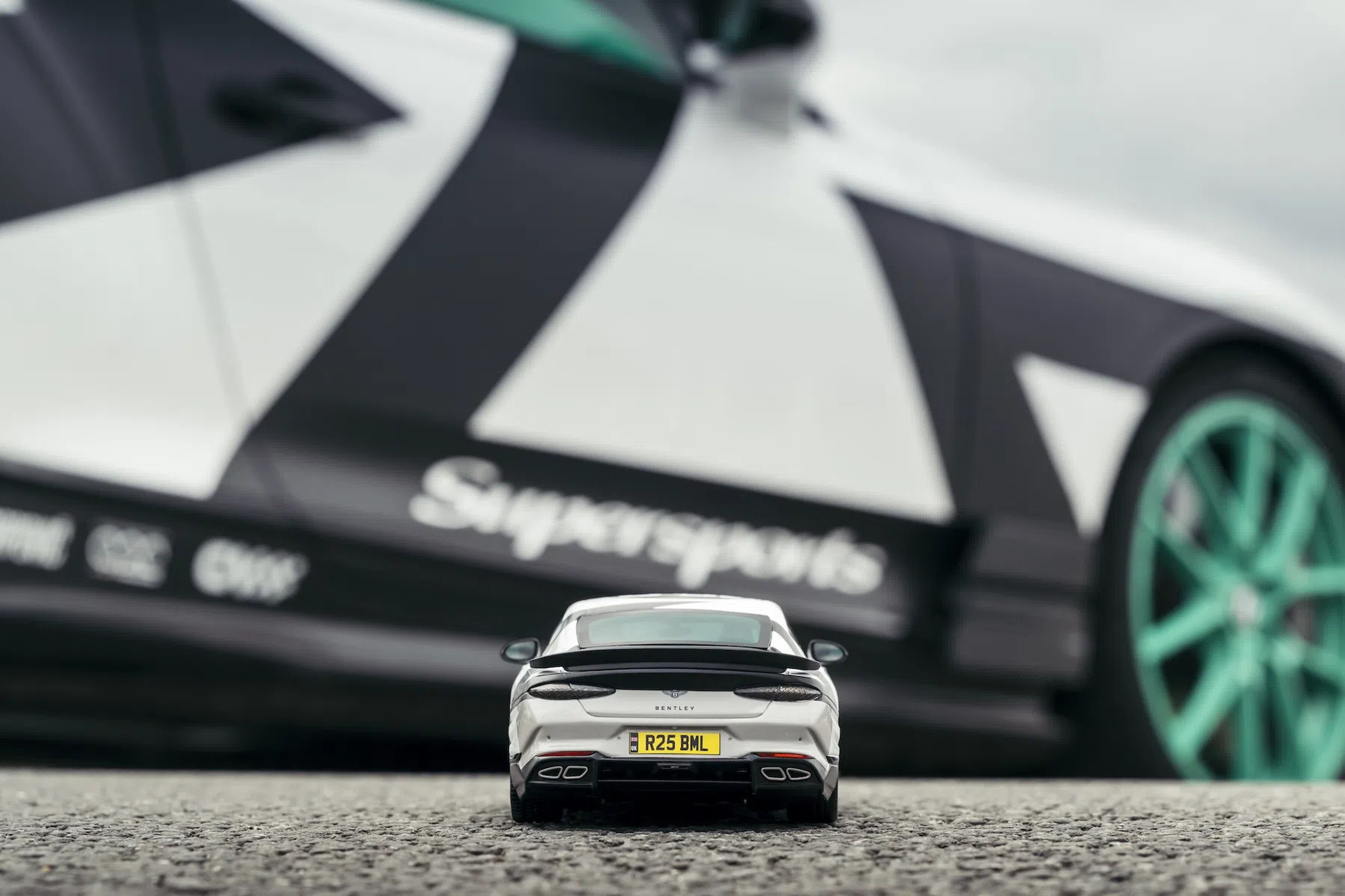 Het Bentley Full Send-schaalmodel vanaf de achterkant
