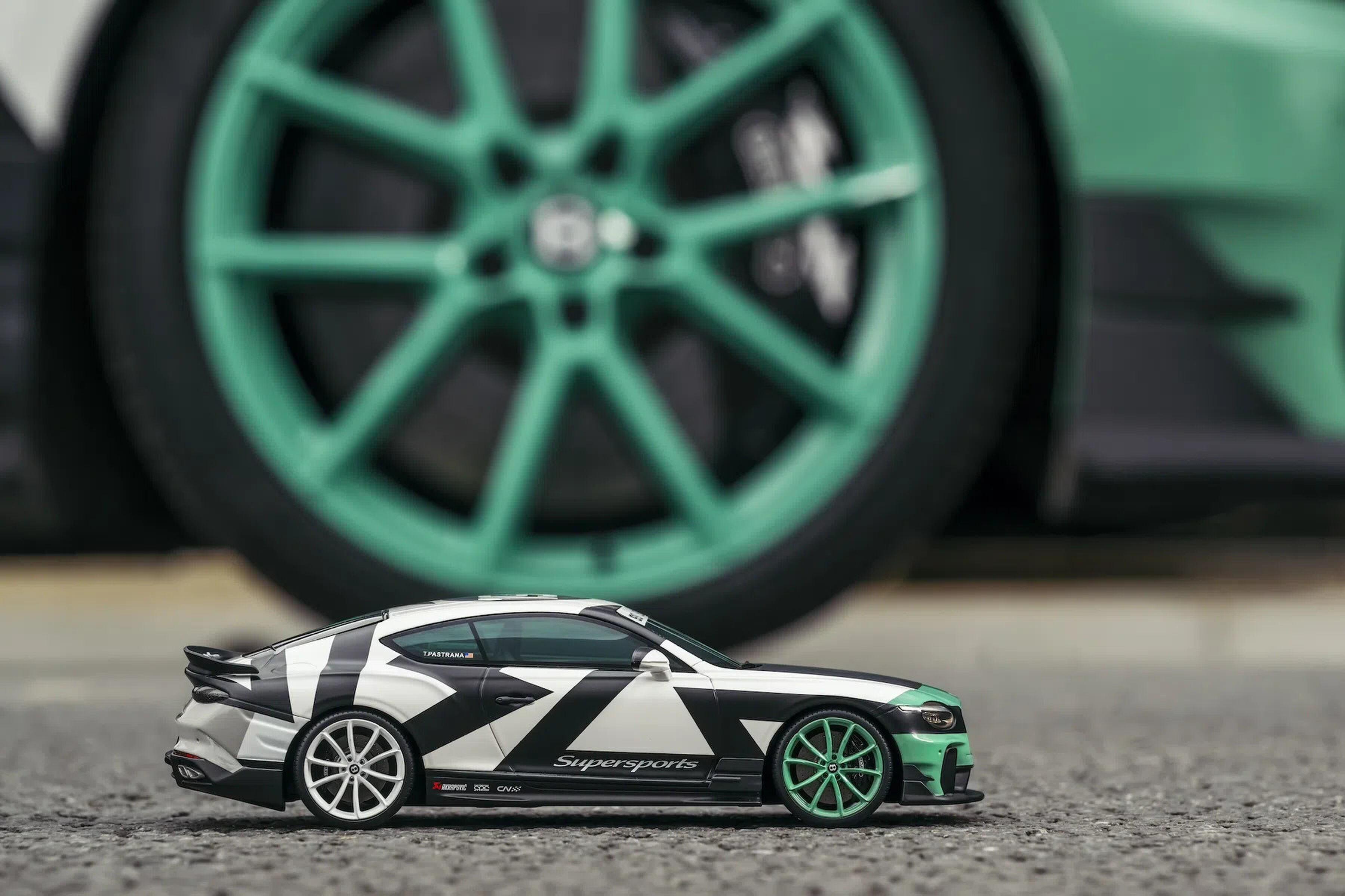 Een Bentley Full Send-schaalmodel vanaf de zijkant