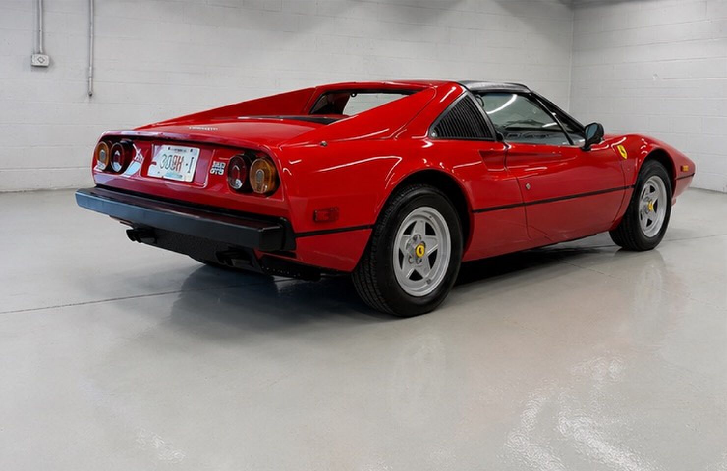 De achterzijde van de Ferrari uit Magnum, P.I.