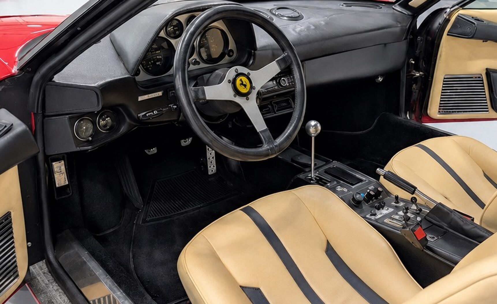 Het interieur van de Ferrari uit Magnum, P.I.