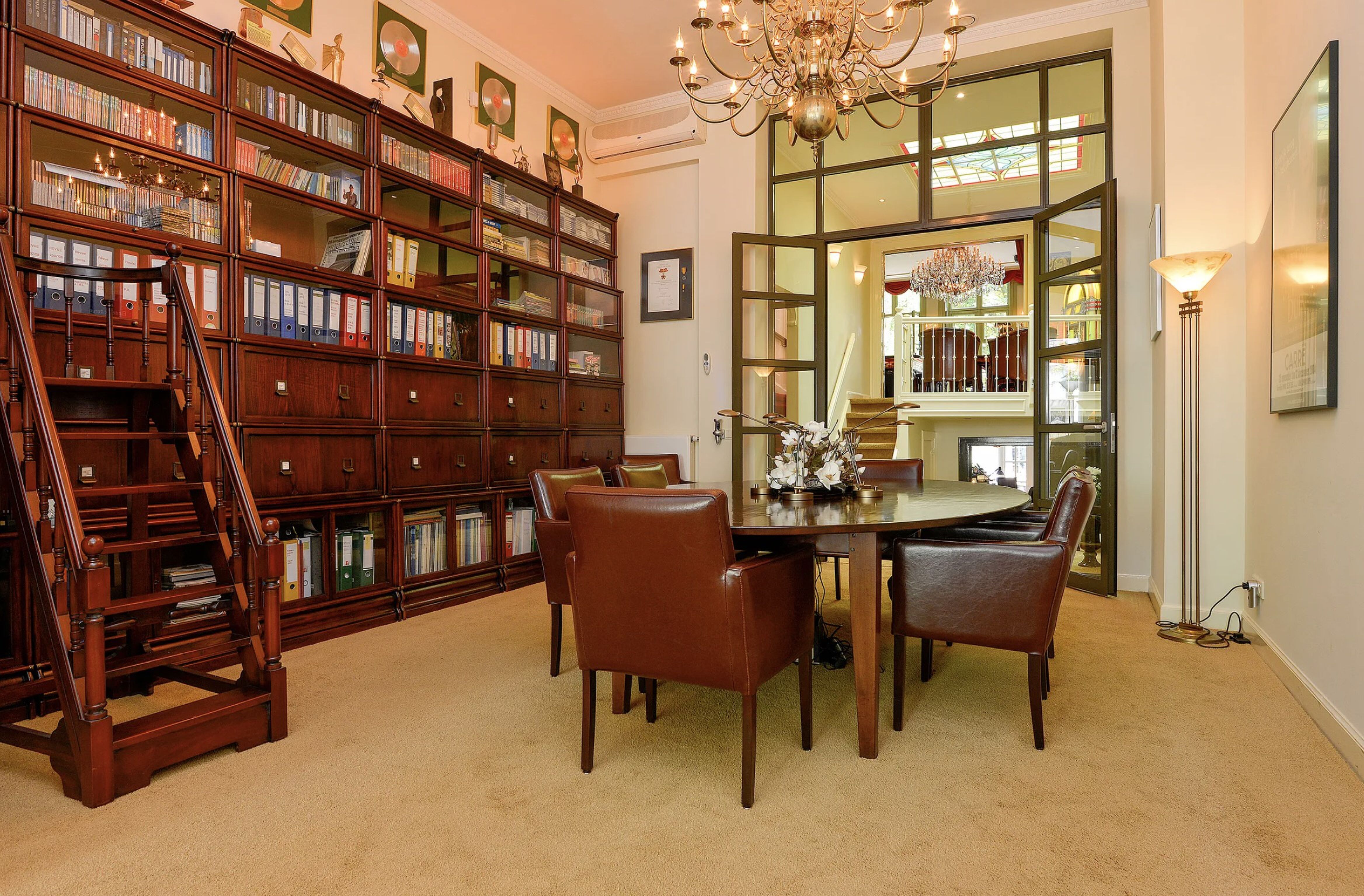 De woonkamer in het grachtenpand van Andr&eacute; van Duin in Amsterdam