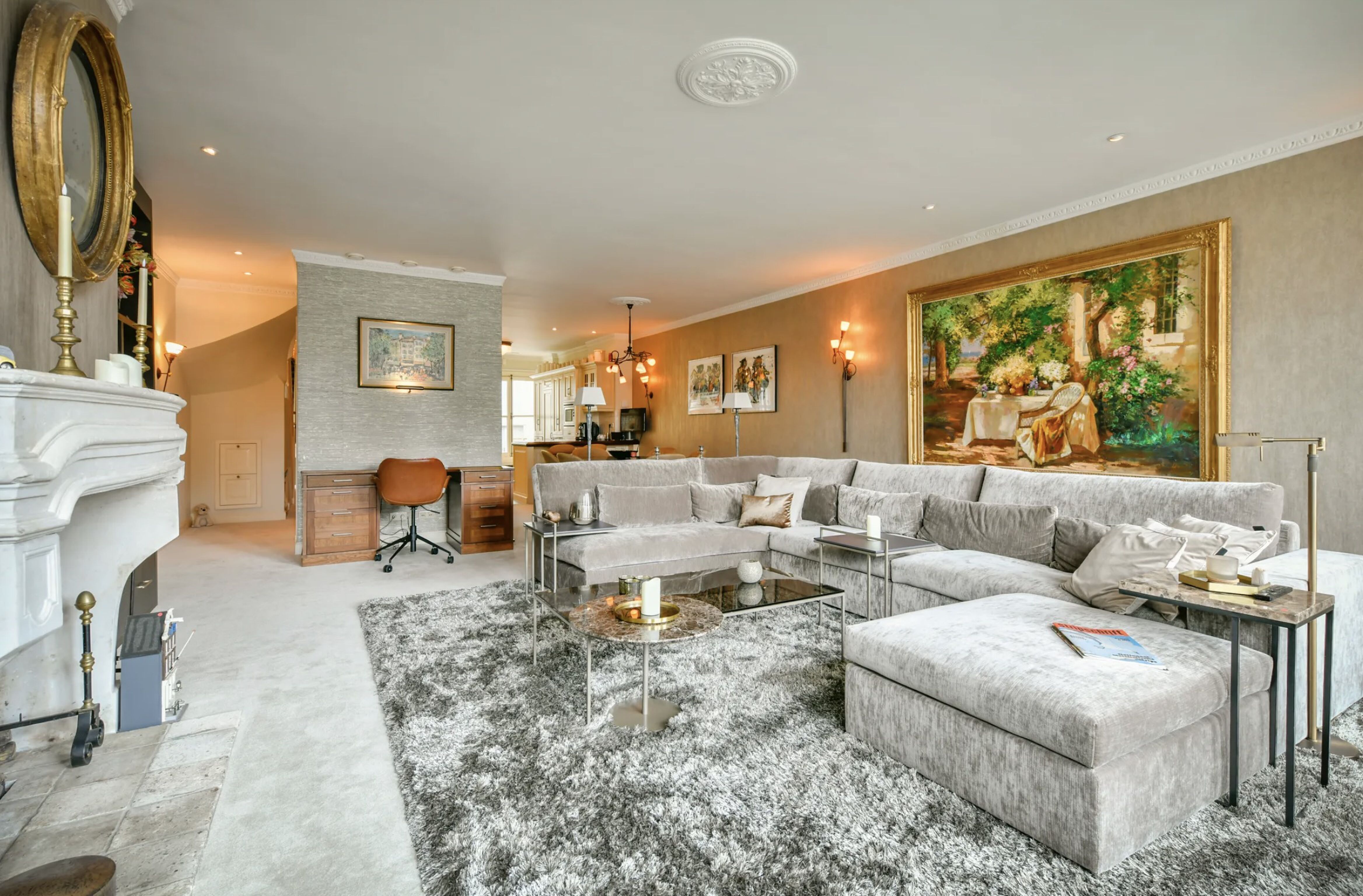 De woonkamer in het grachtenpand van Andr&eacute; van Duin in Amsterdam