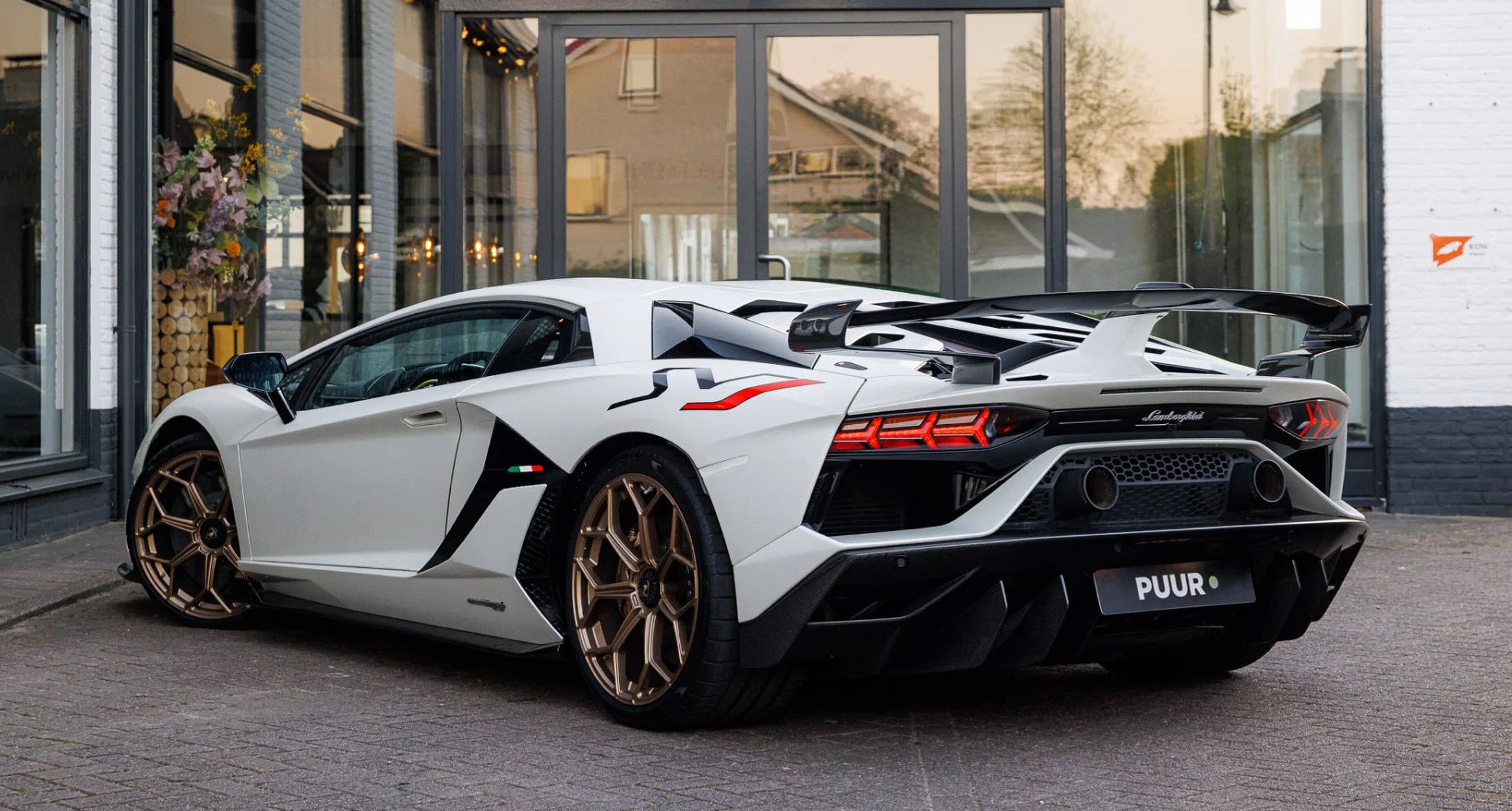 De achterzijde van de Lamborghini Aventador SVJ