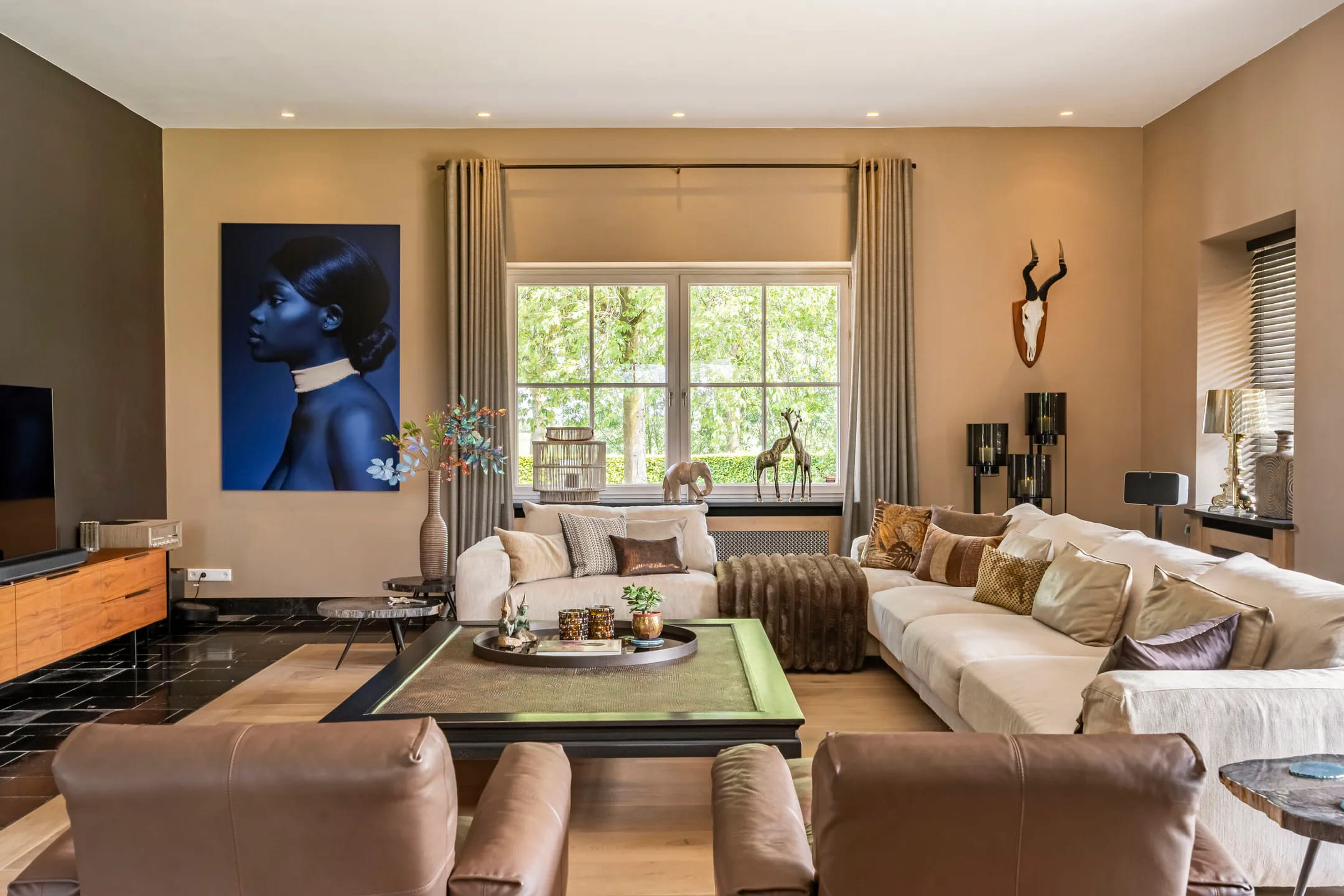 De woonkamer in het landhuis in Brummen