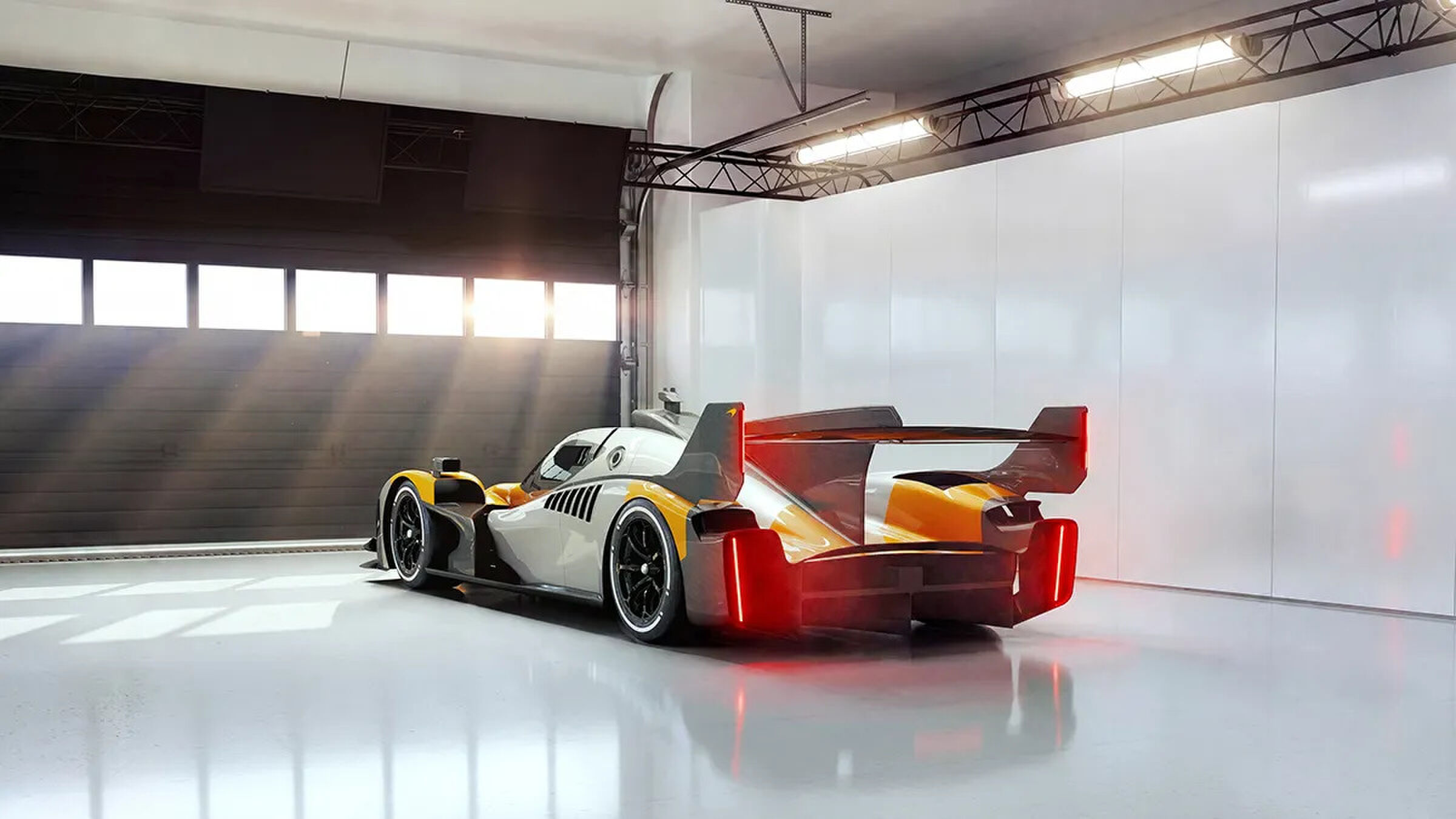De McLaren MCL-HY GTR vanaf de achterkant