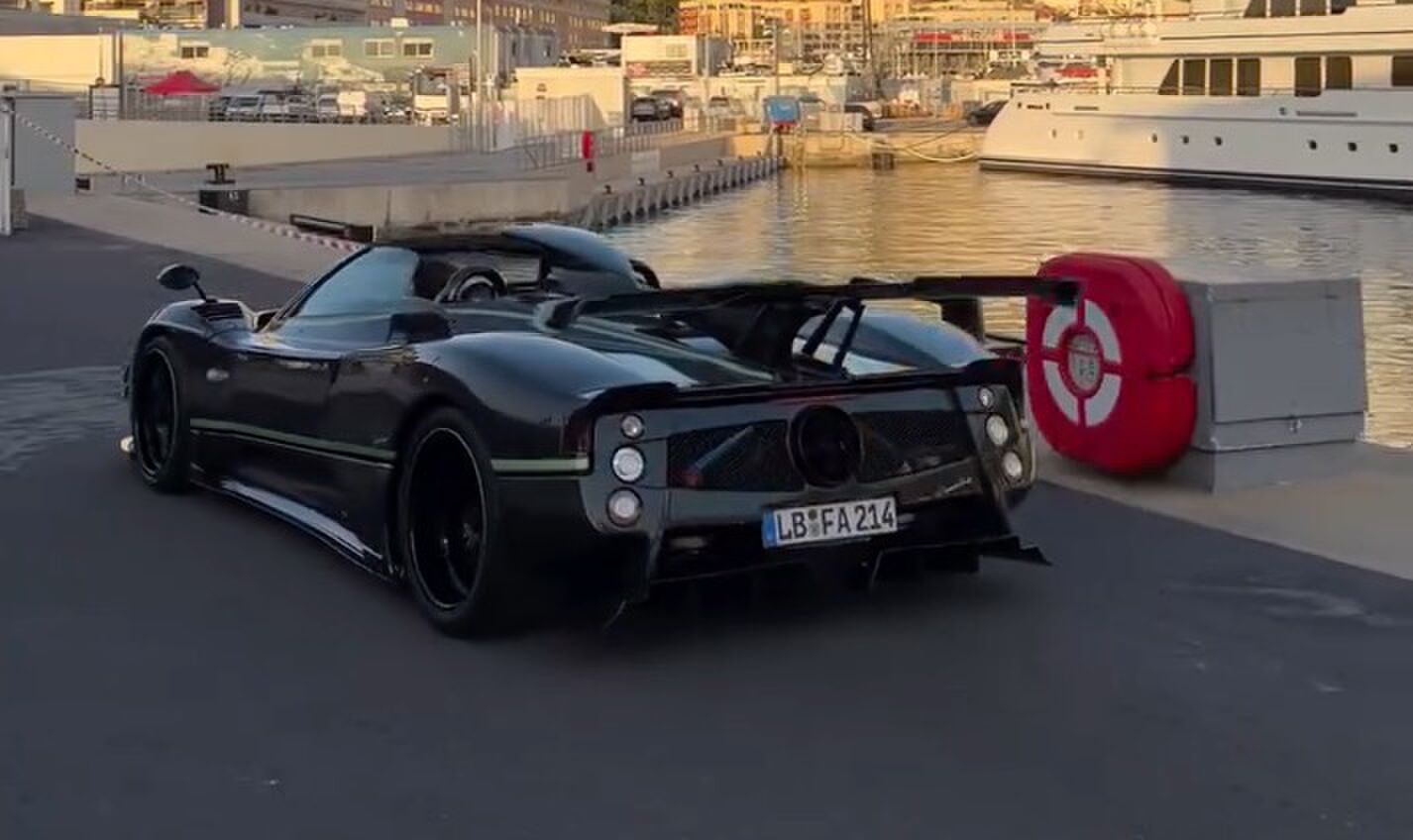 De achterzijde van de Pagani Zonda van Fernando Alonso