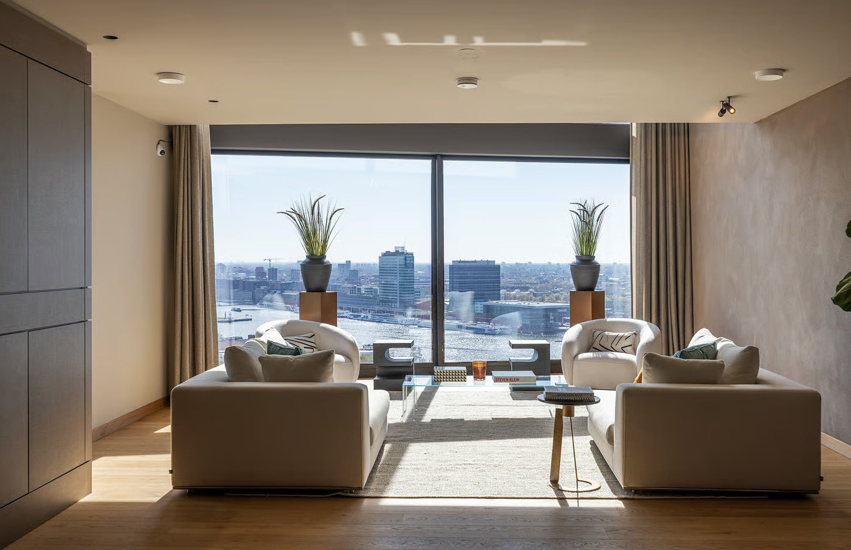 De woonkamer in het penthouse van Gianluca Di Tondo in Amsterdam