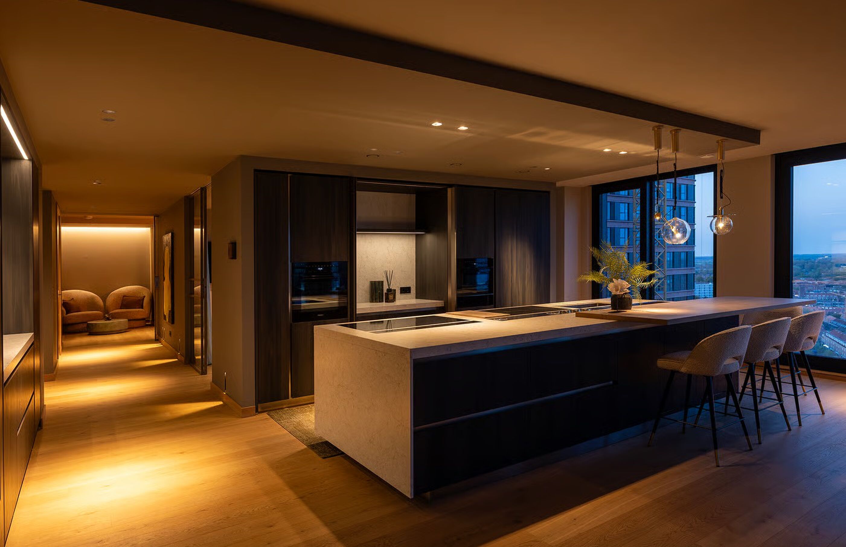 De keuken in het penthouse van Gianluca Di Tondo in Amsterdam
