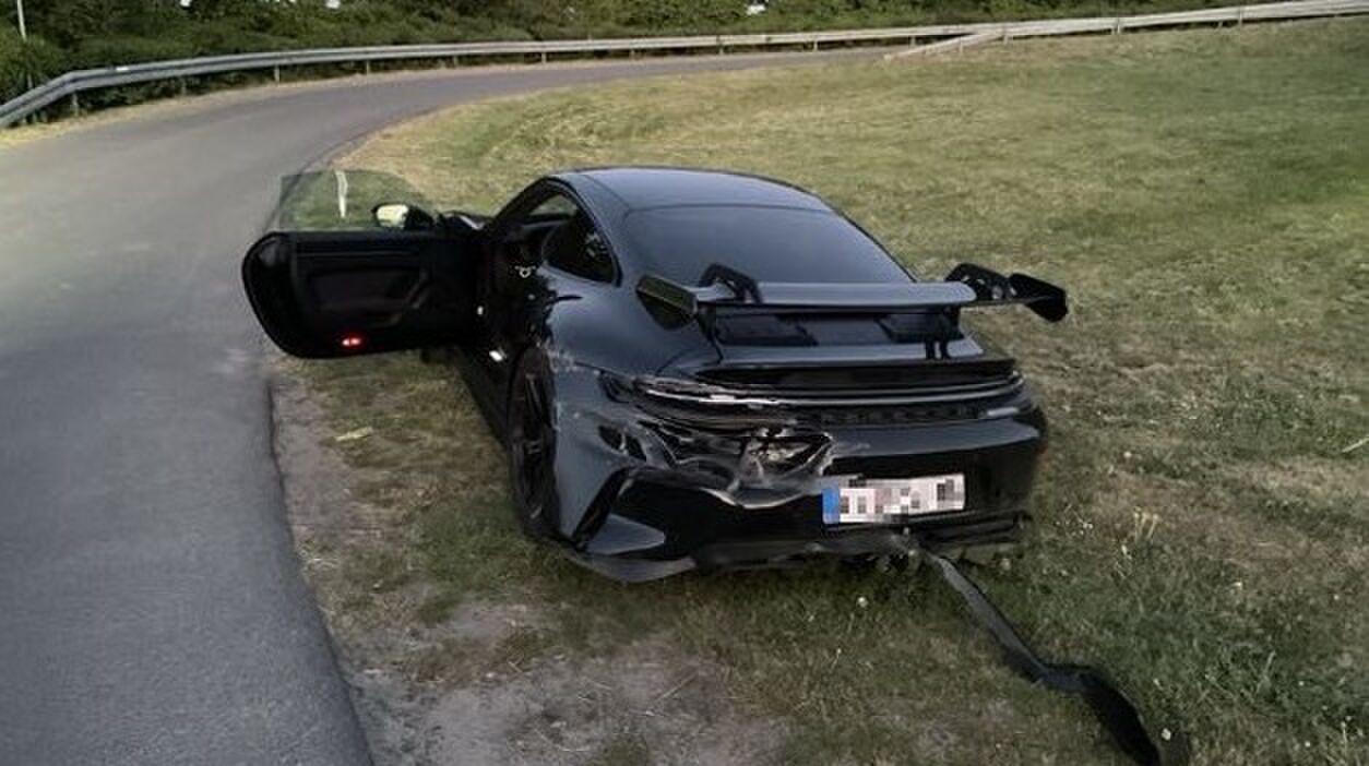 De achterzijde van de achtergelaten Porsche in Duitsland