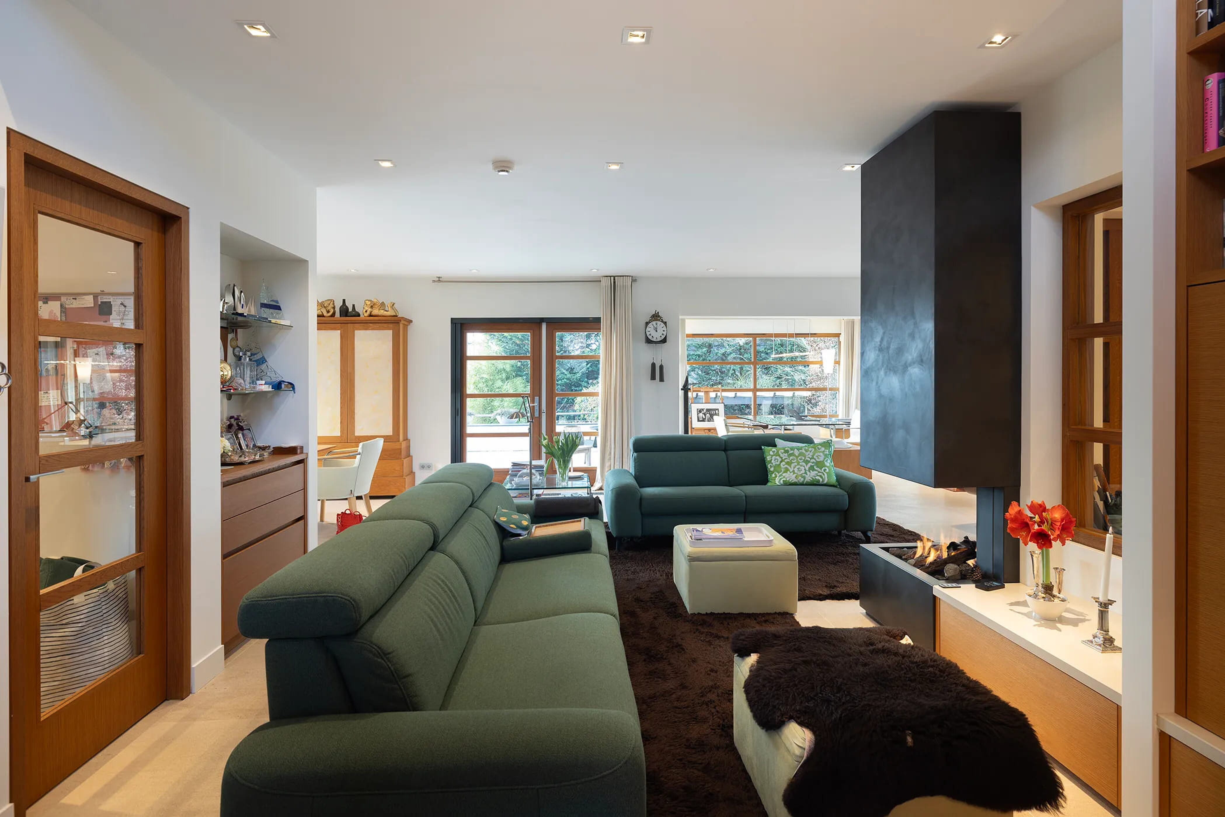 De woonkamer in de rietgedekte villa in Hillegersberg