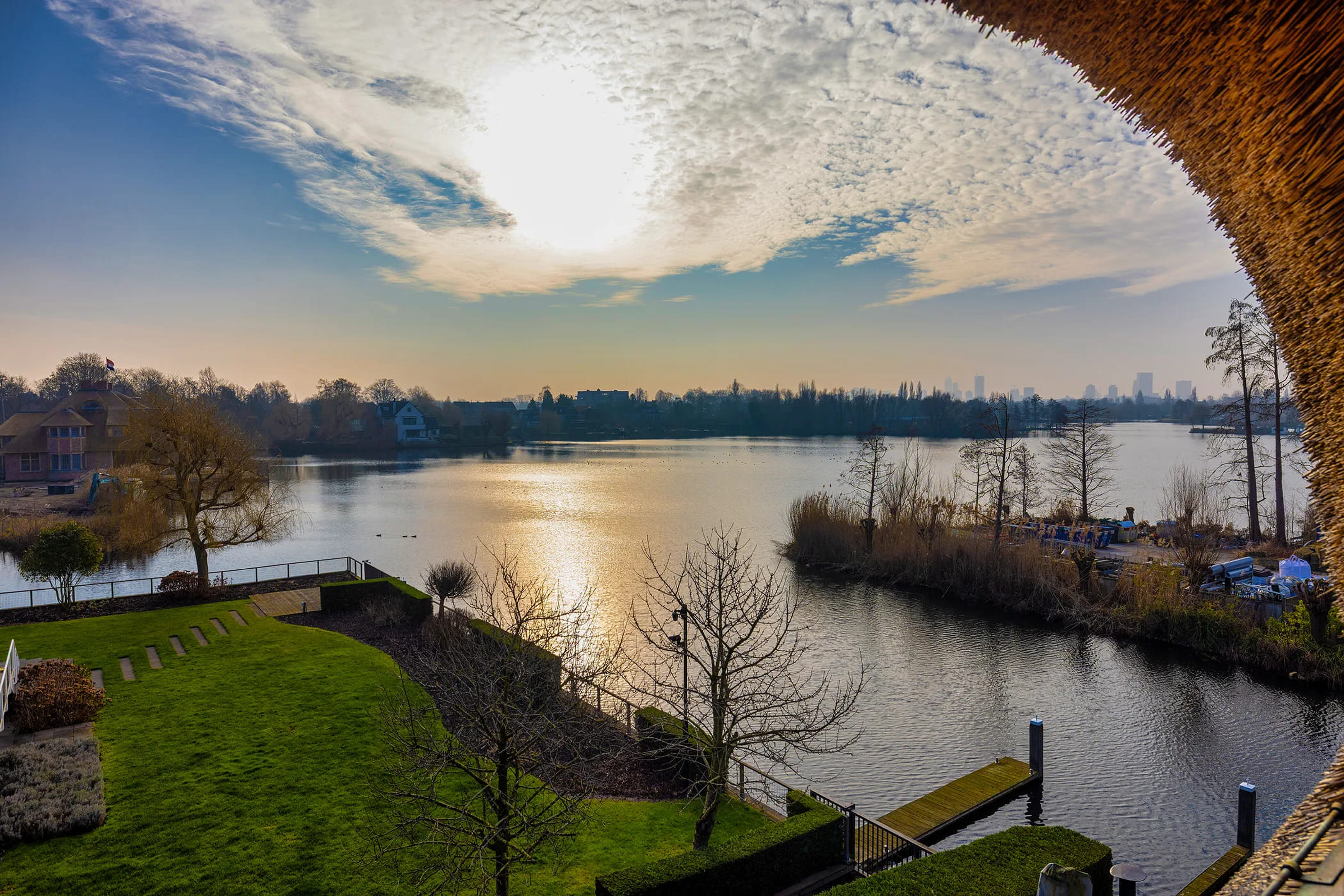 Het uitzicht vanuit de rietgedekte villa in Hillegersberg