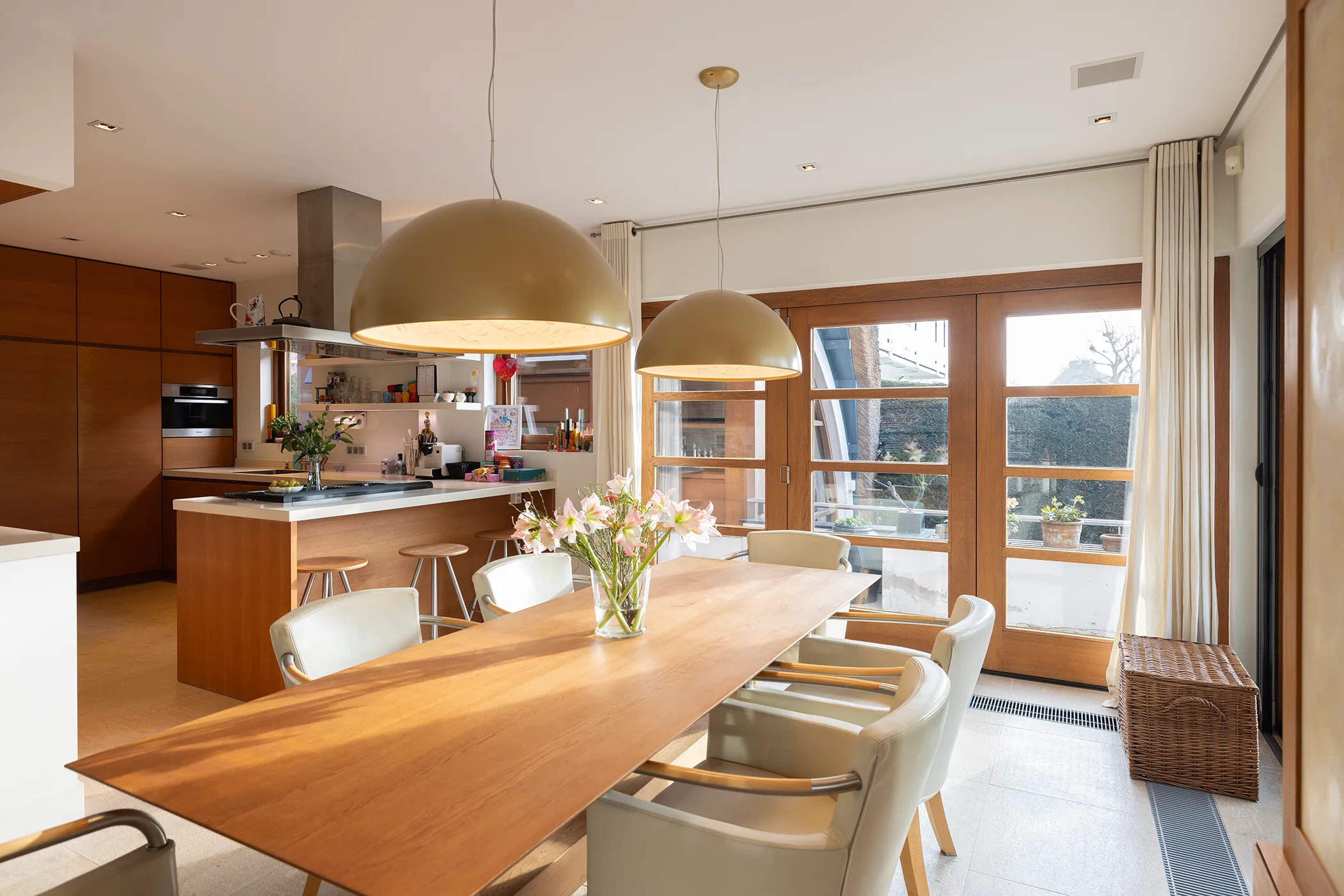 De keuken in de rietgedekte villa in Hillegersberg