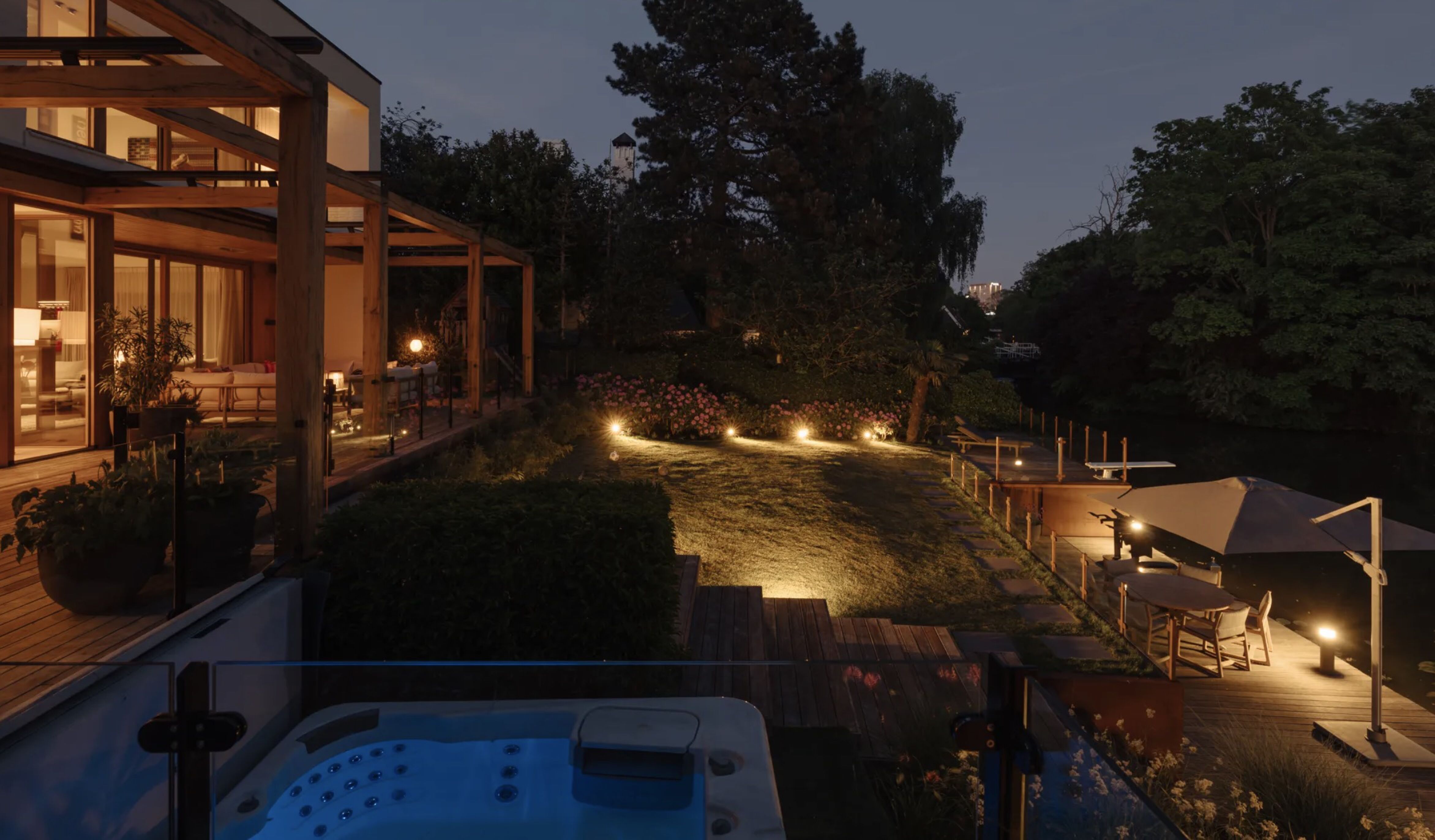 De achtertuin, met daarin onder meer een jacuzzi