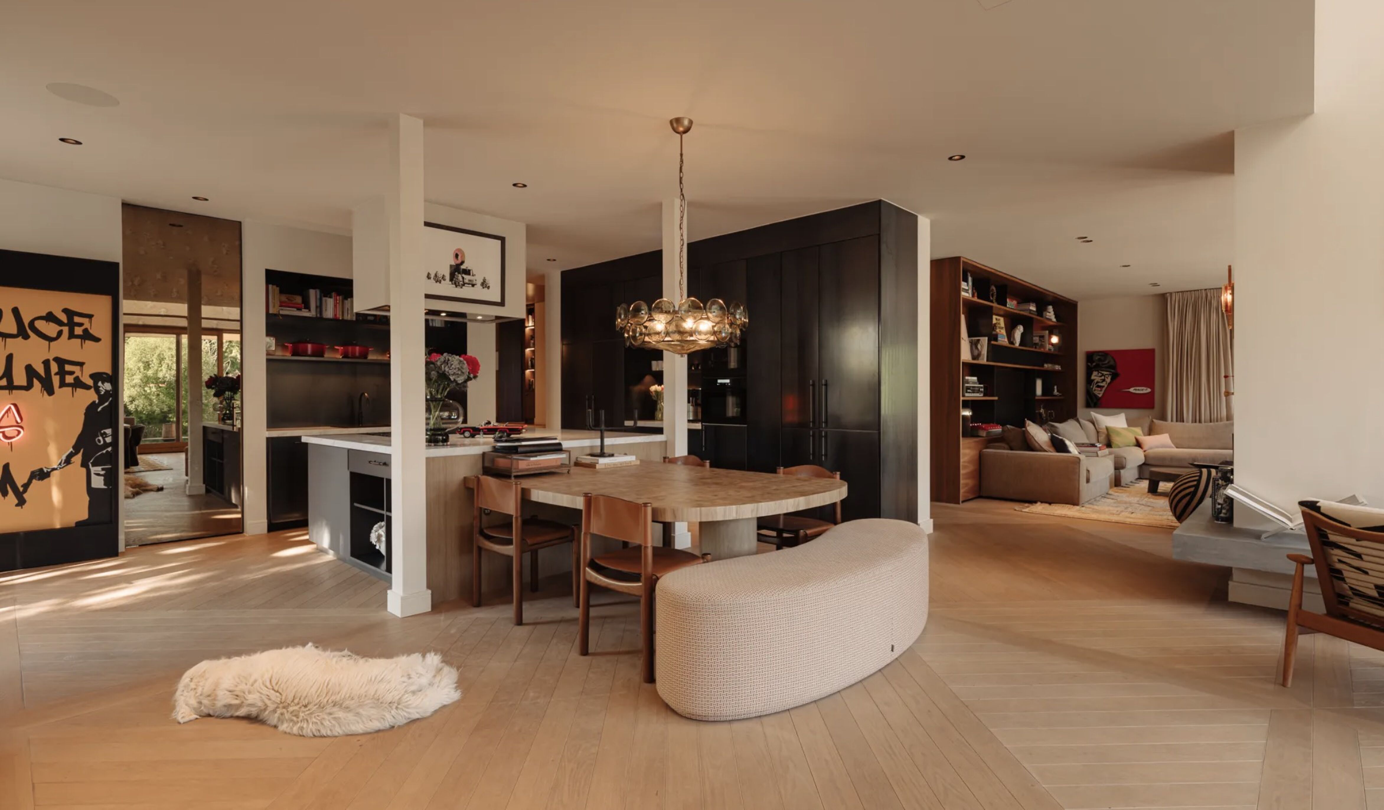De woonkeuken van de villa in Amsterdam