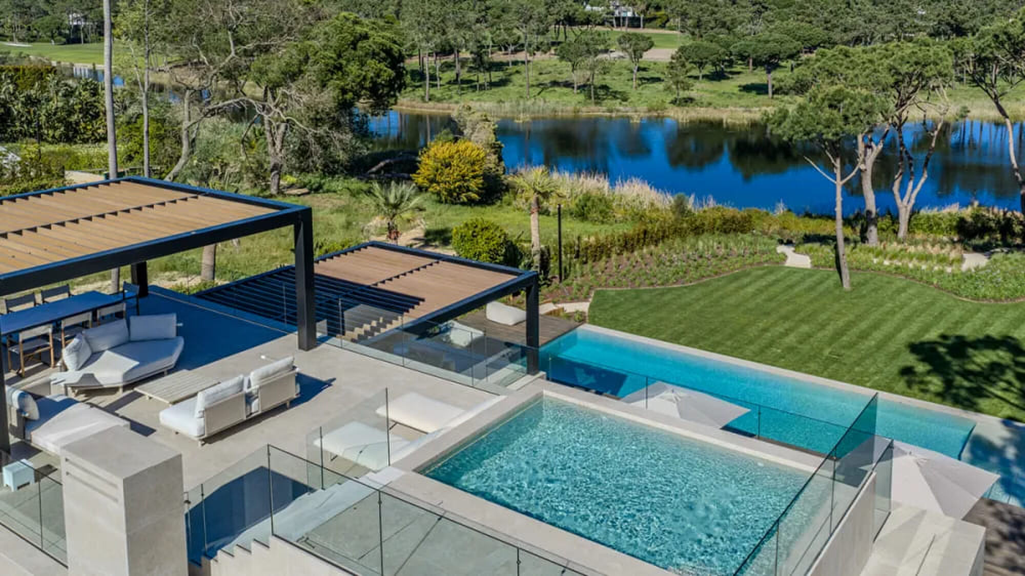 Het uitzicht van boven op de prachtige villa in Quinta do Lago