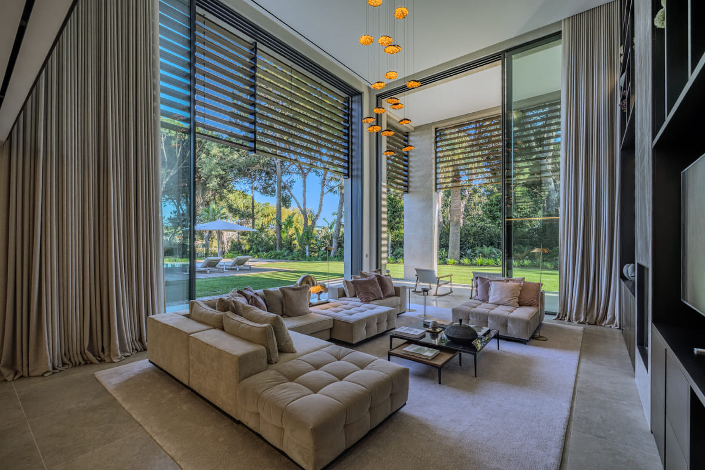 De woonkamer in de villa in Quinta do Lago