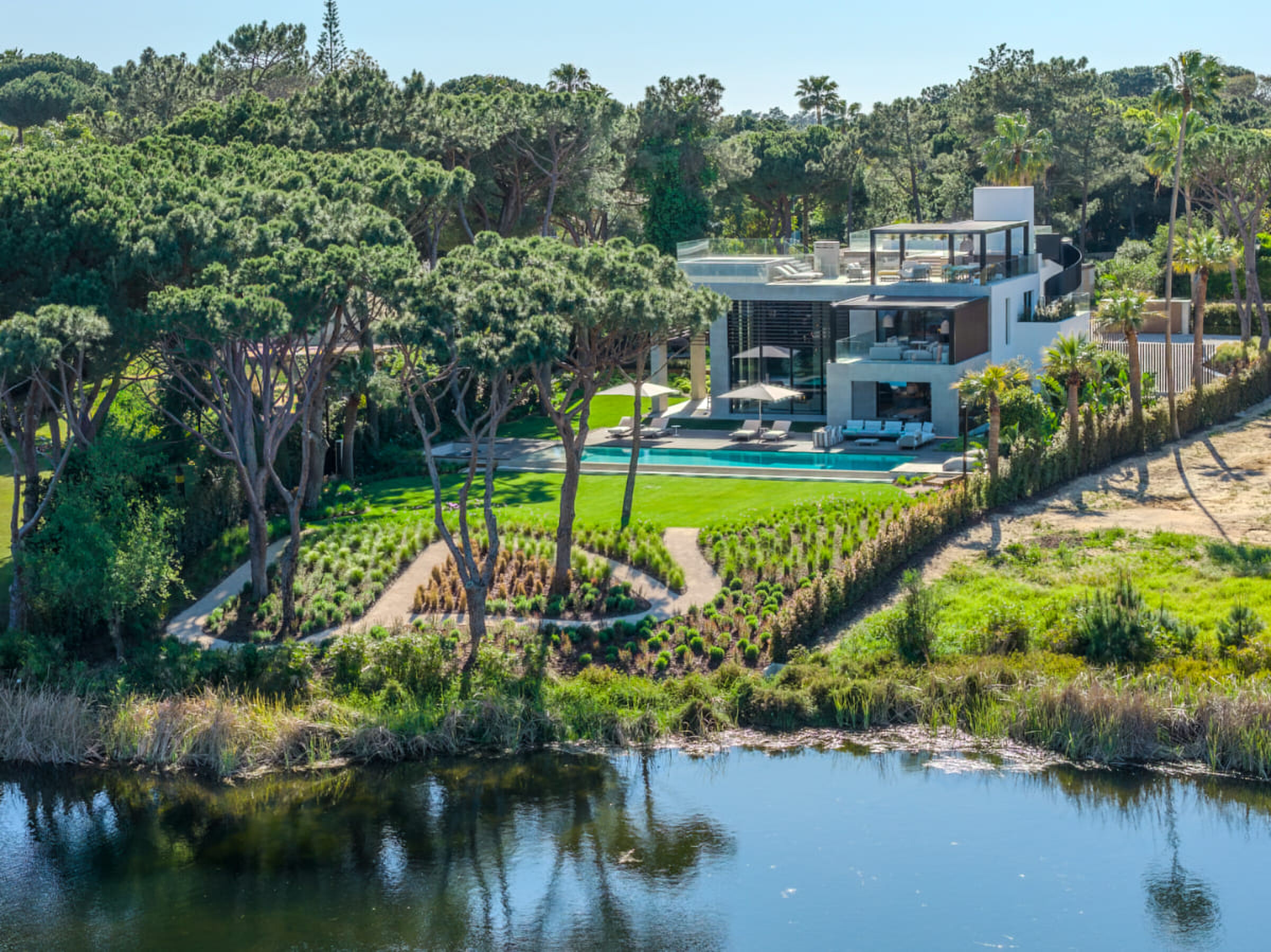 Het uitzicht van boven op de prachtige villa in Quinta do Lago