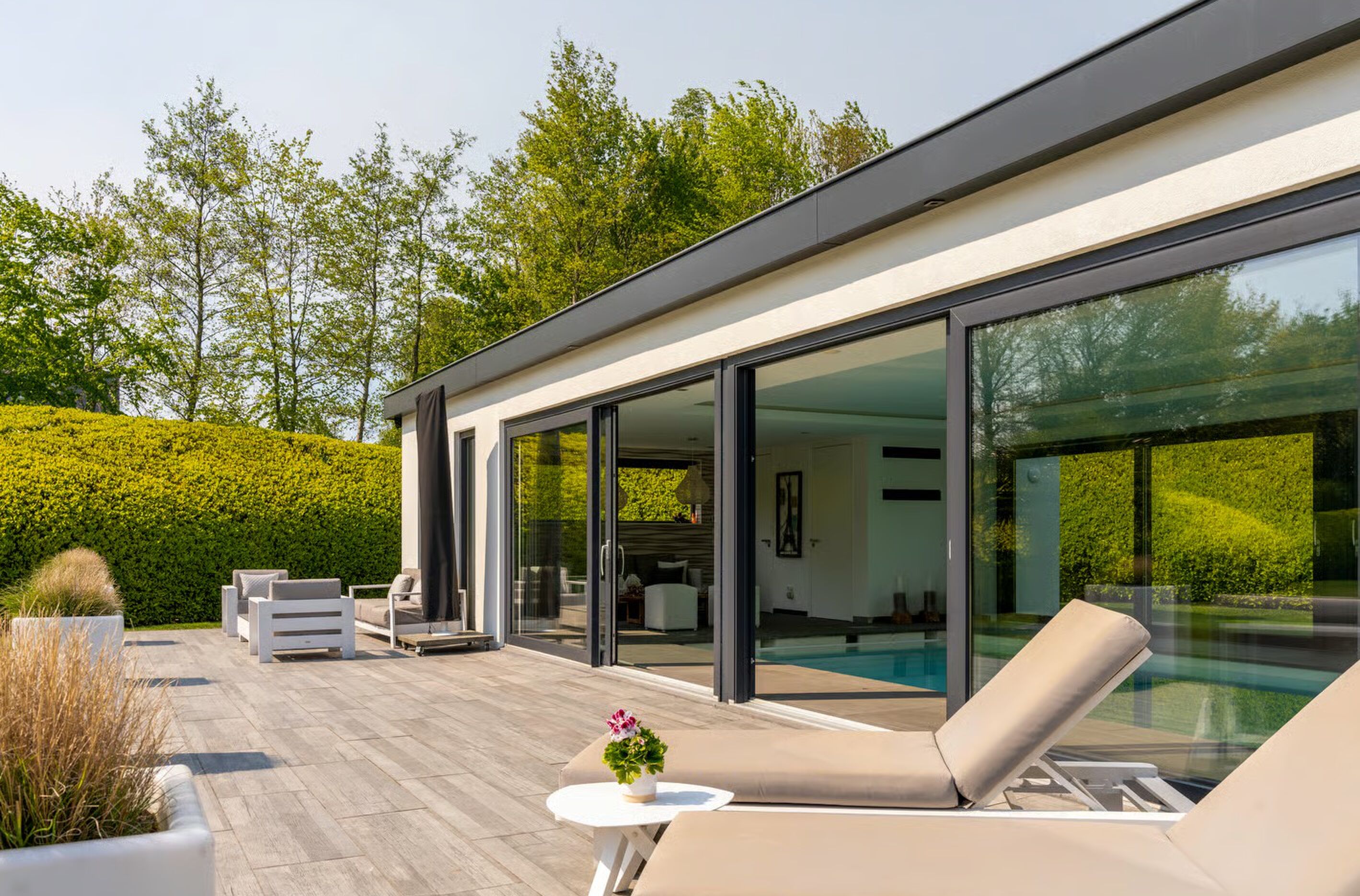 Het poolhouse bij de villa in Almere