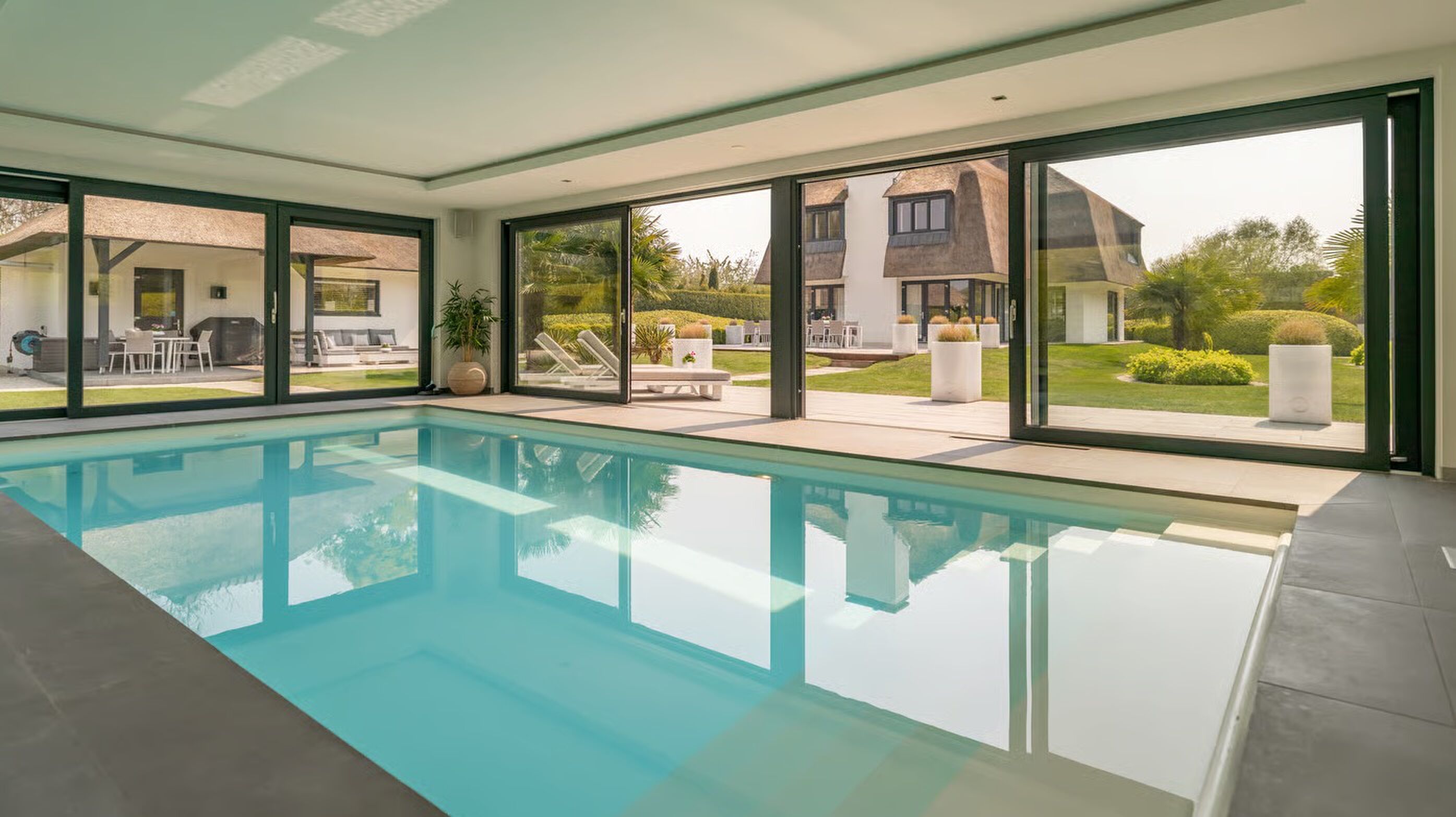 Het zwembad in het poolhouse in de villa in Almere