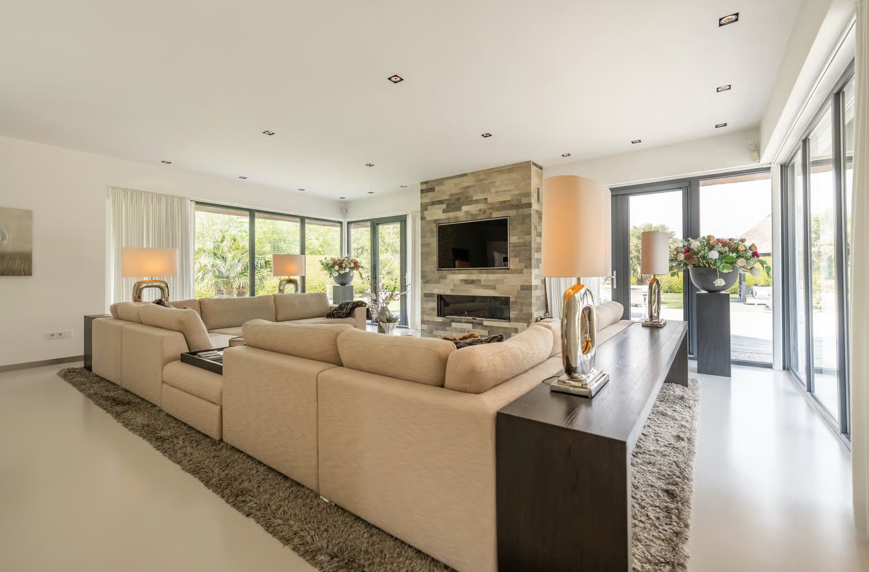 De woonkamer van de villa in Almere