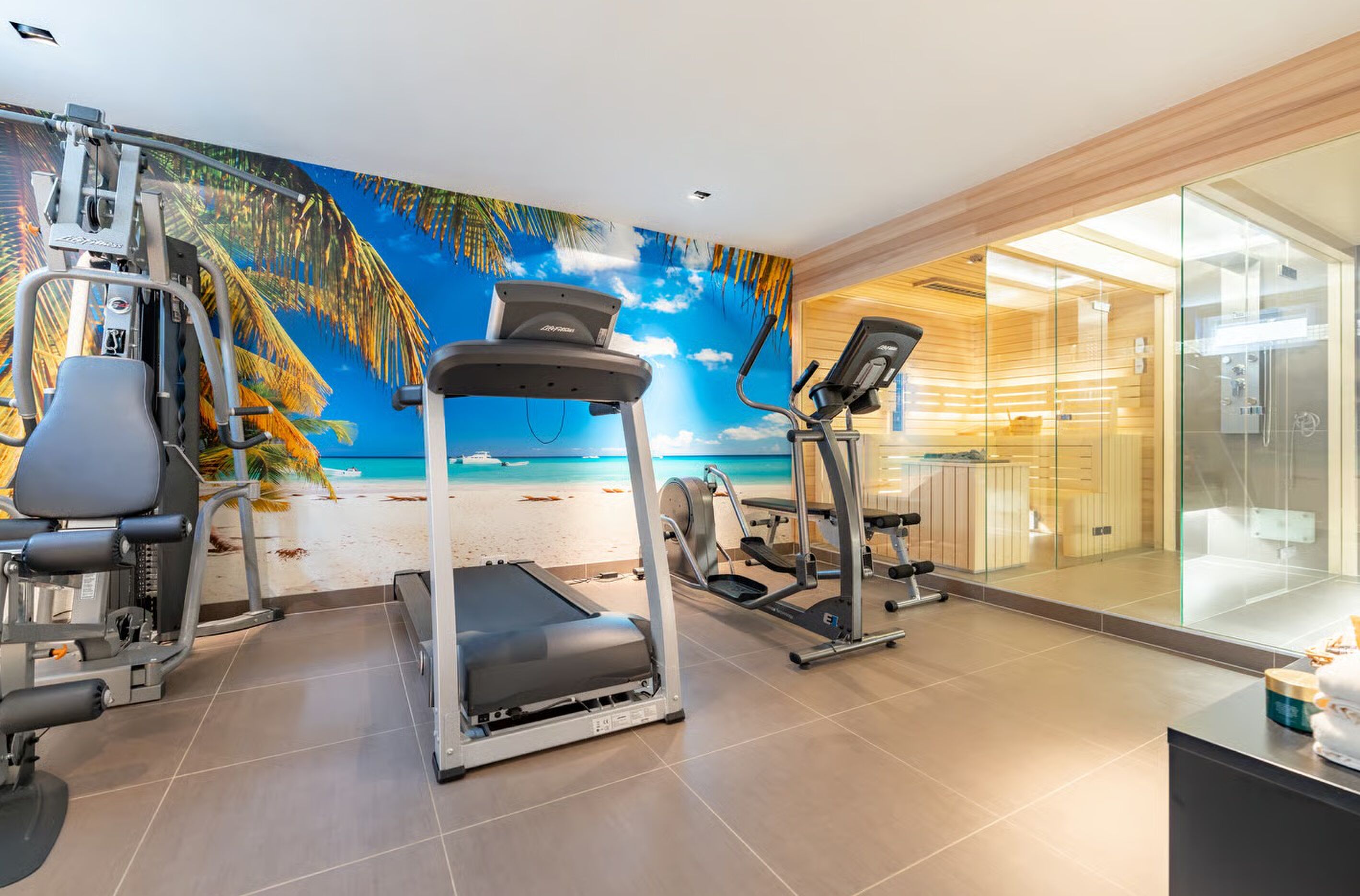 De homegym in het souterrain in de villa in Almere